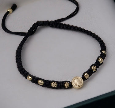 Pulsera en hilo negro con herraje san benito 0.65gr / Oro Amarillo (Joya) M