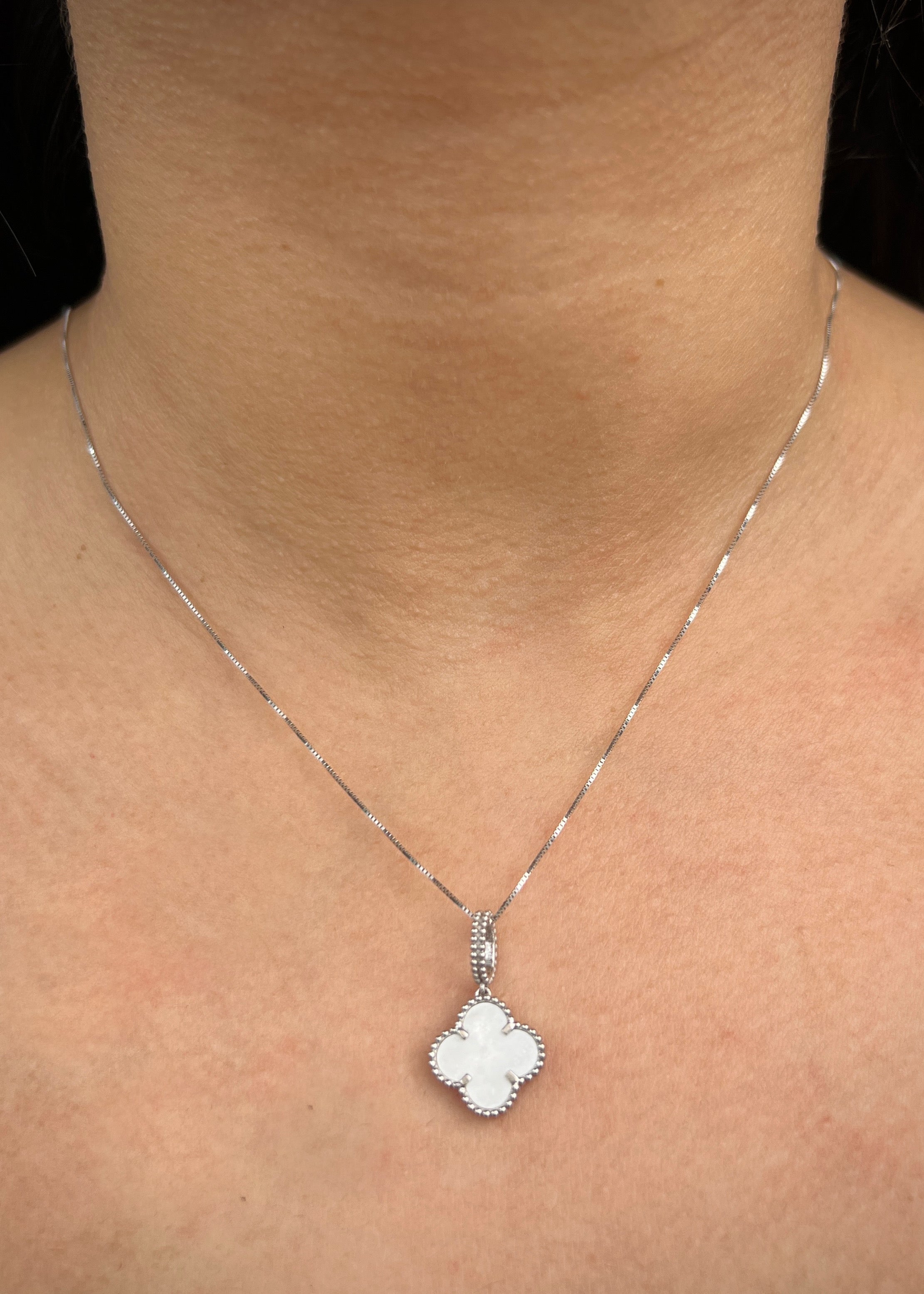 Dije lucky clover piedra blanca 2gr / Largo 2.3cm / Oro Blanco Nac B