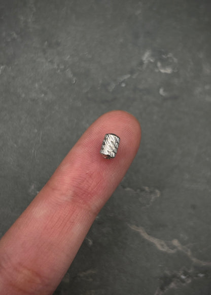 Herraje tubo diamantado 0.25gr / Largo 0.6cm / Oro Blanco Nac B