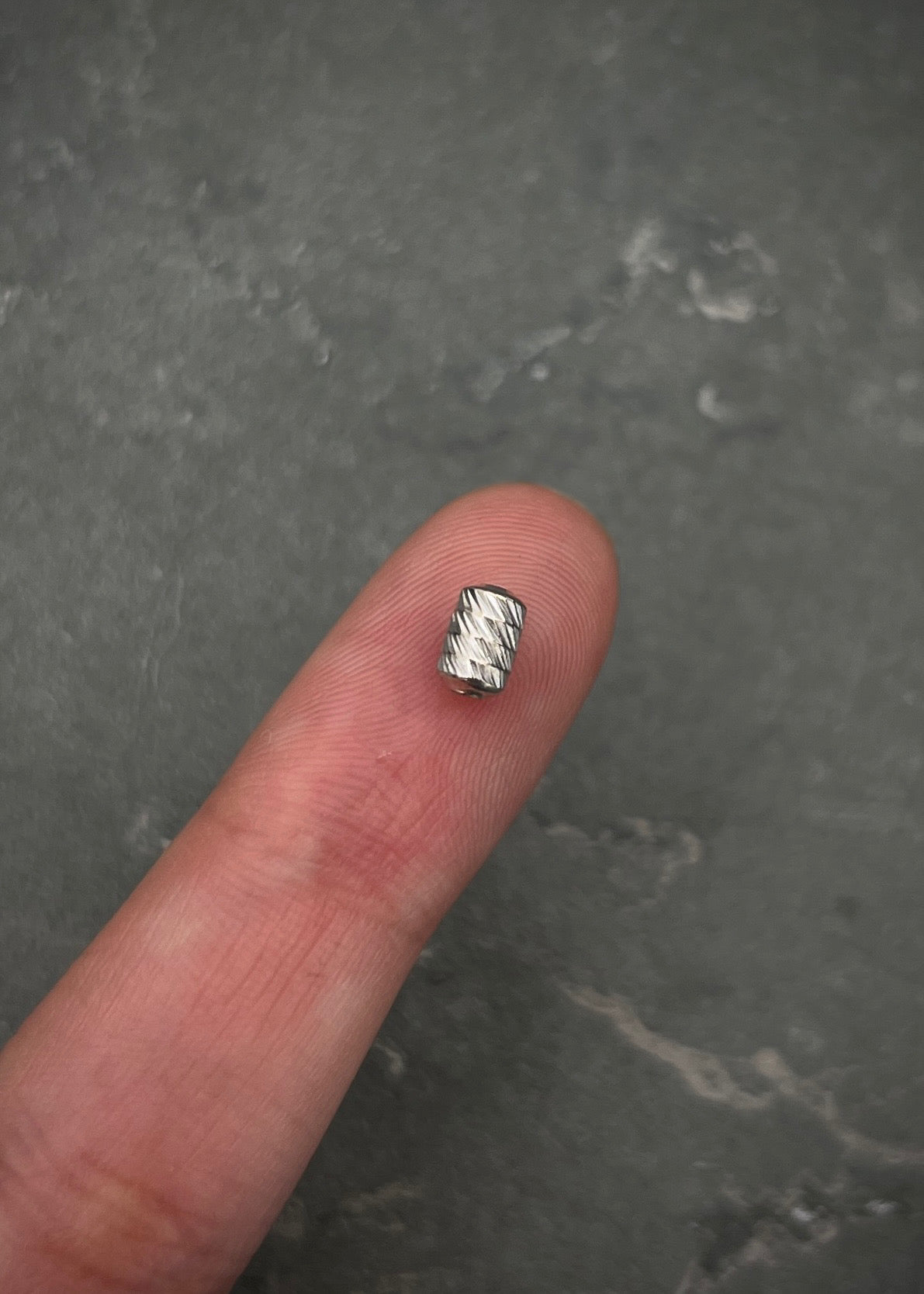 Herraje tubo diamantado 0.15gr / Largo 0.6cm / Oro Blanco Nac B