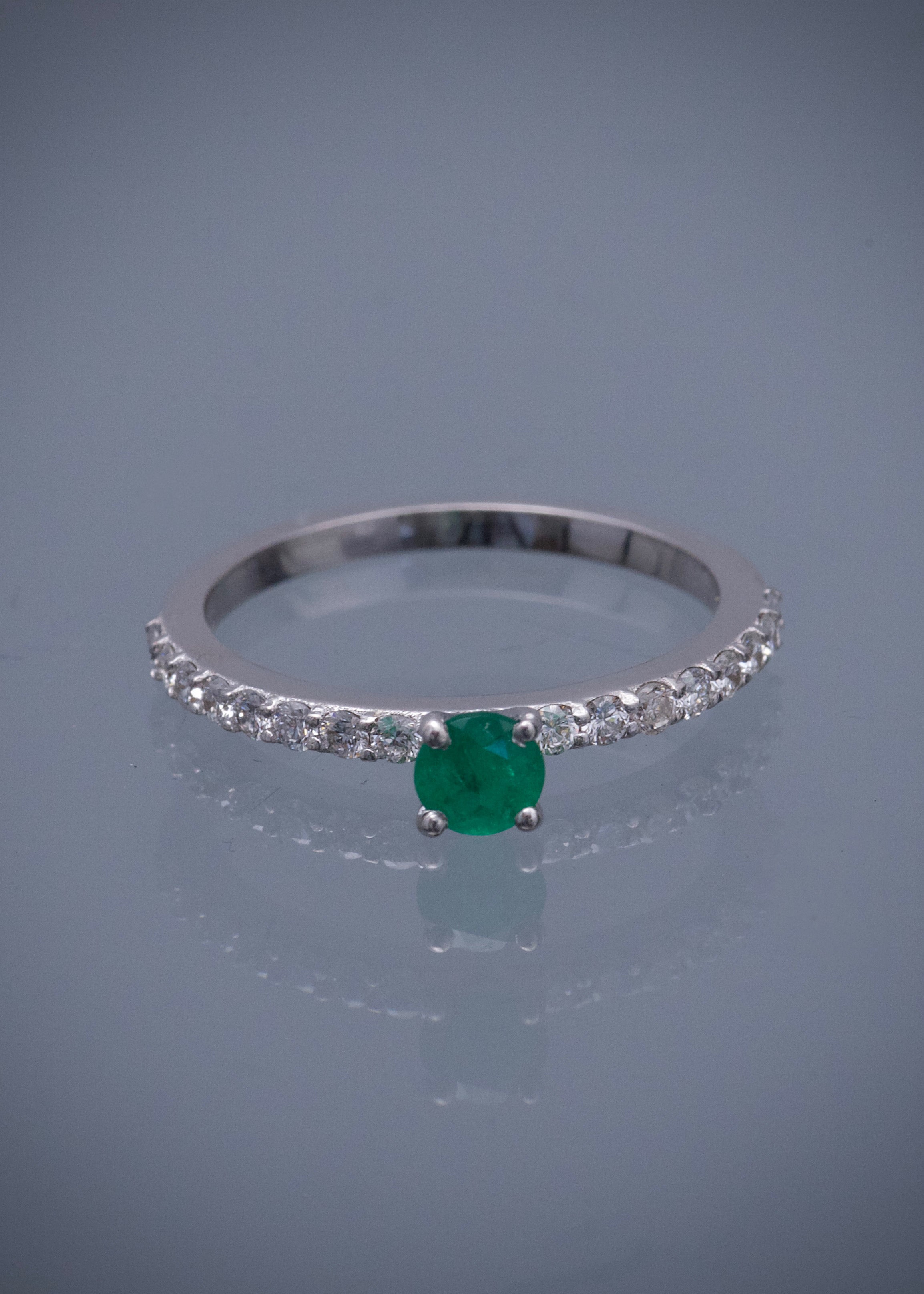 Solitario con 29pts de esmeralda y 40pts de diamantes 2.8gr / TALLA 7 1/2 / Oro Blanco Nac (Joya) B