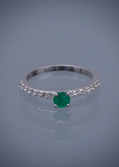 Solitario con 29pts de esmeralda y 40pts de diamantes 2.8gr / TALLA 7 1/2 / Oro Blanco Nac (Joya) B