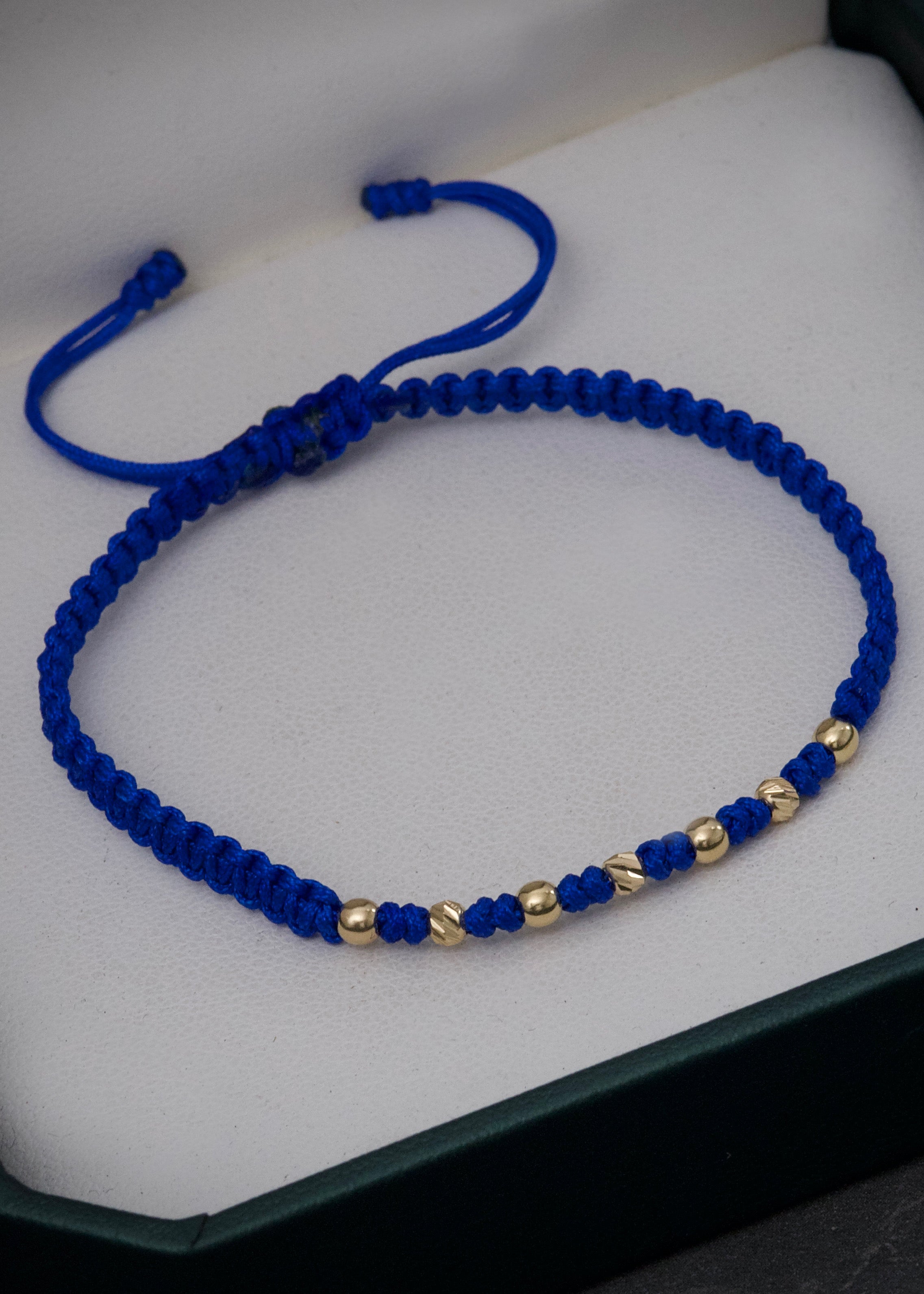 Pulsera en hilo azul con bolas lisas y diamantadas 3mm 0.4gr / Oro Amarillo (Joya)*