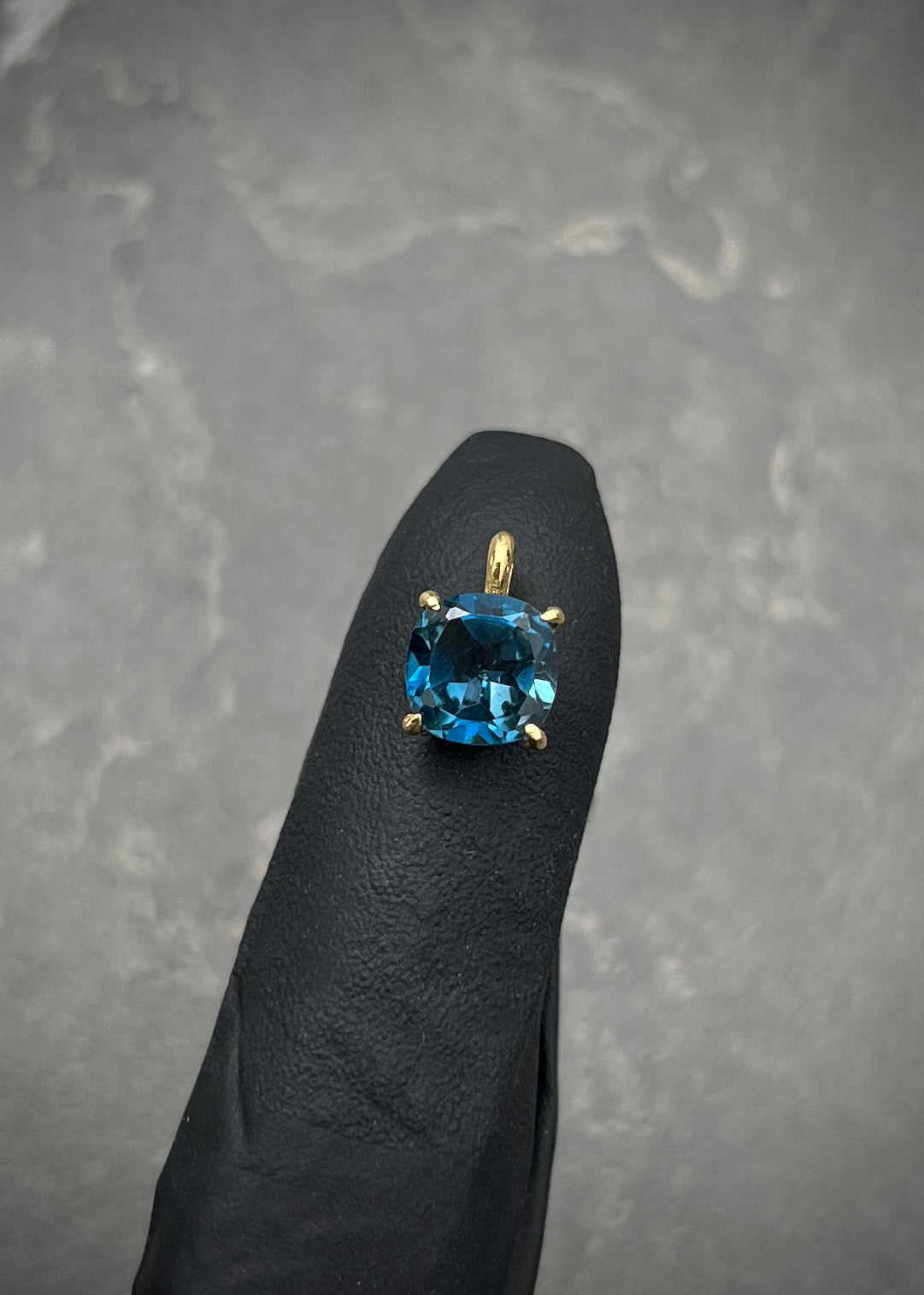Dije con 170pts de topacio london 0.9gr / Largo 1cm / Oro Amarillo (Joya) P