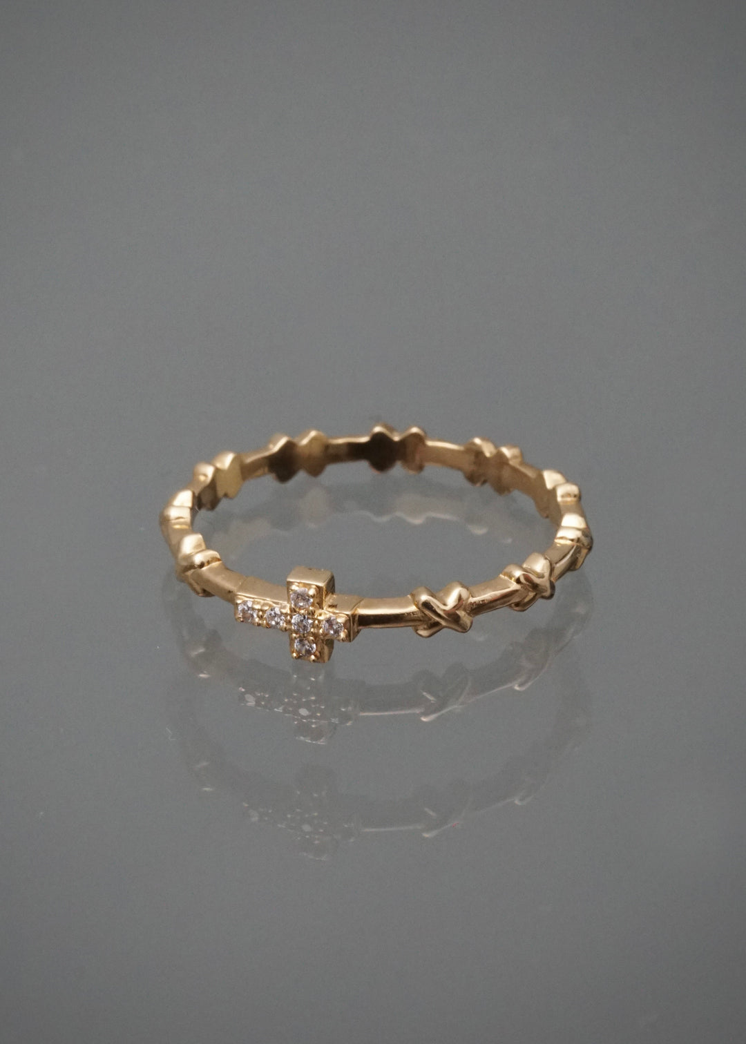 Anillo cruz con swarovski blanco 1.85gr / Talla 7 3/4 — Oro Amarillo