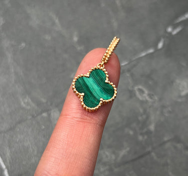 Dije lucky clover piedra verde 2.15gr / Largo 2.3cm / Oro Rosado Nac B