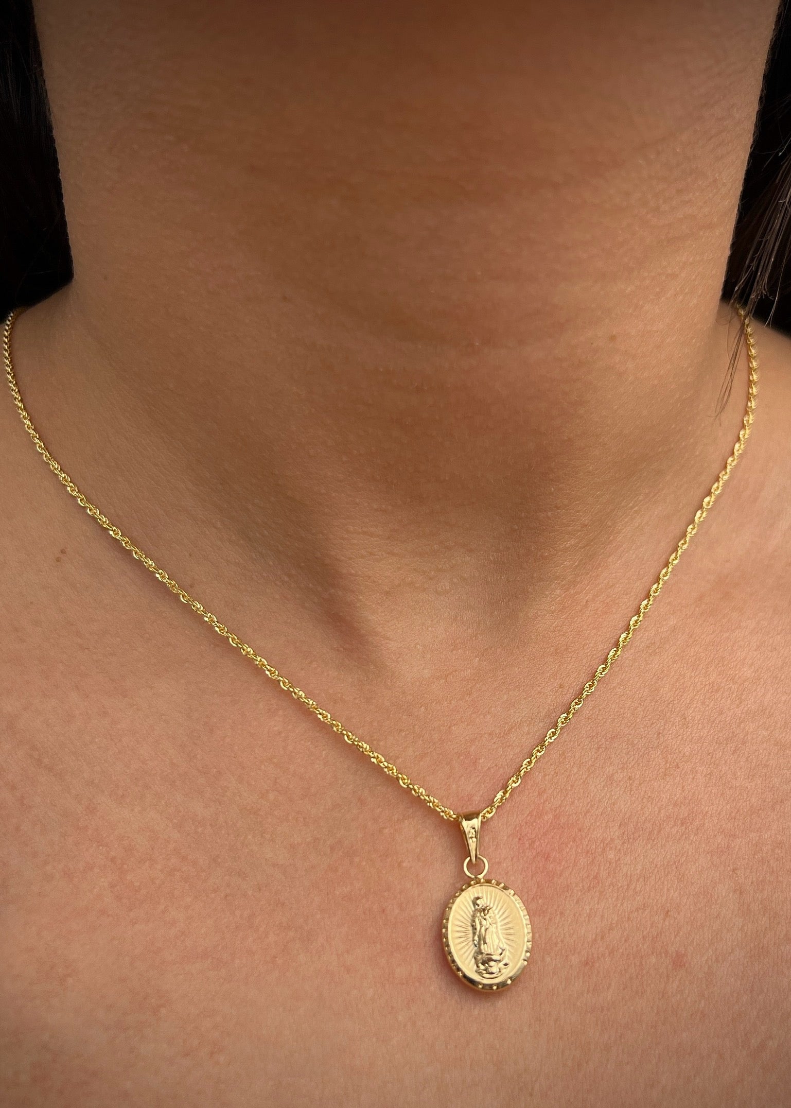 Dije virgen de guadalupe 0.9gr / Largo 2.9cm / Oro Amarillo Nac P