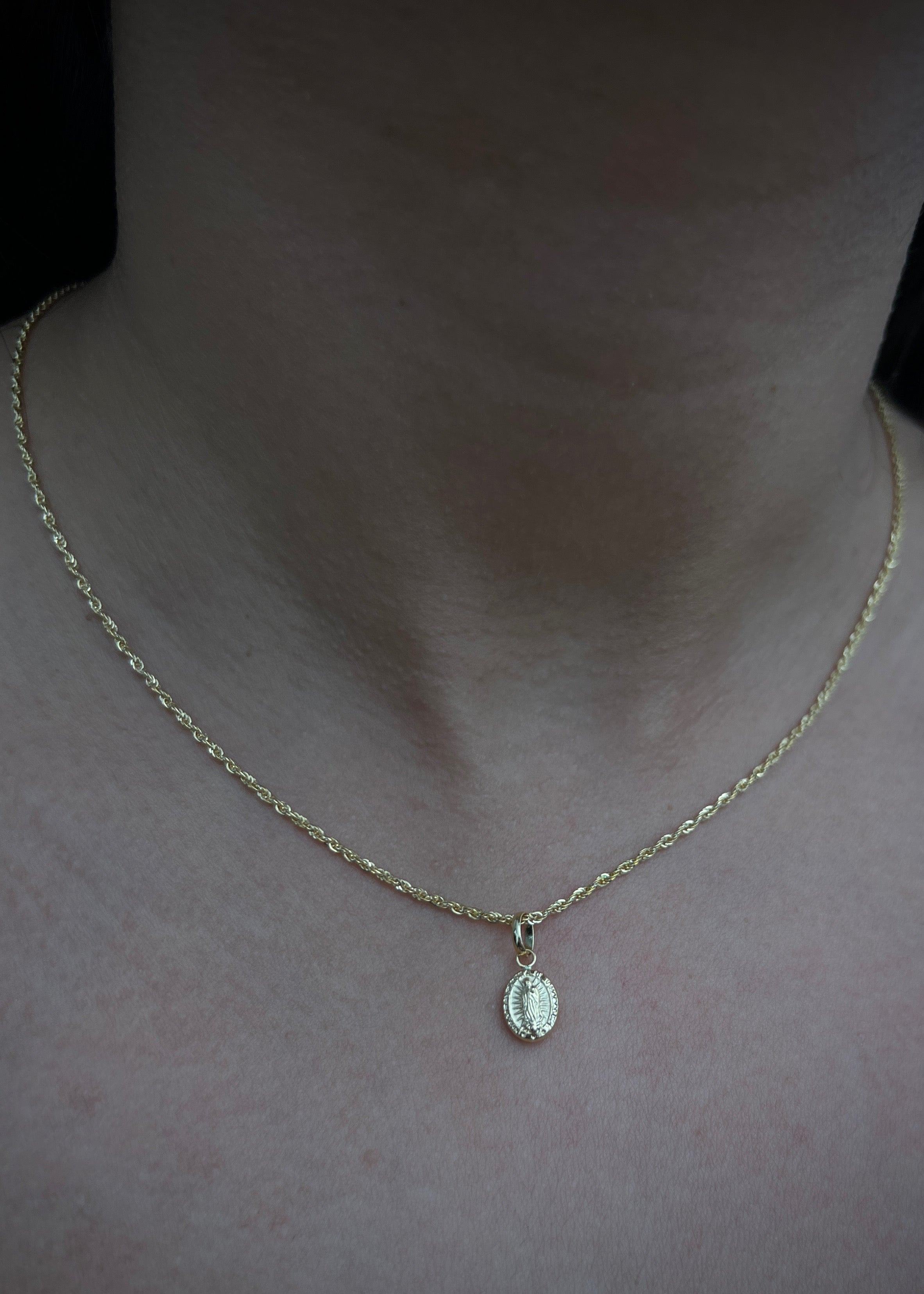 Dije virgen de guadalupe. 0.35gr / Largo 1.5cm / Oro Amarillo Nac P