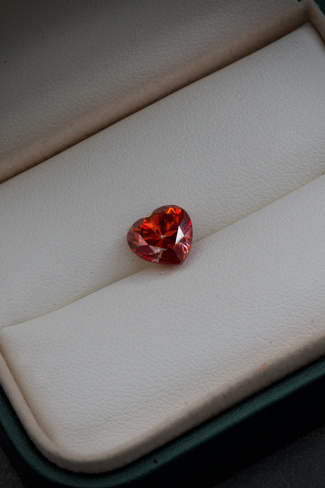 Moissanita De Corazon Rojo Con 300Pts Largo 0.9cm / — Oro Amarillo