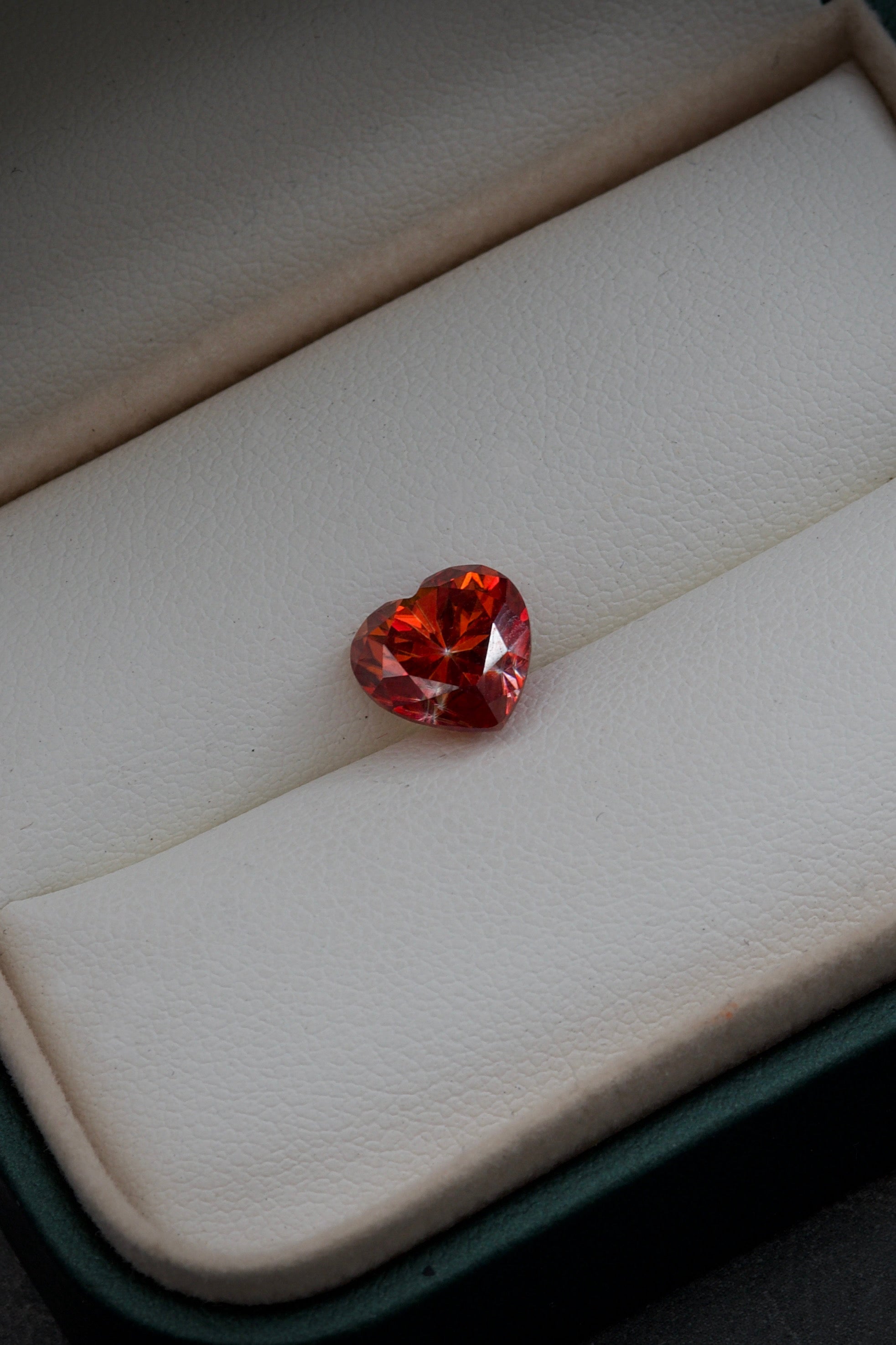 Moissanita De Corazon Rojo Con 300Pts Largo 0.9cm / (Joya) B