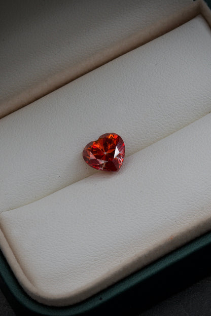 Moissanita De Corazon Rojo Con 300Pts Largo 0.9cm / (Joya) B