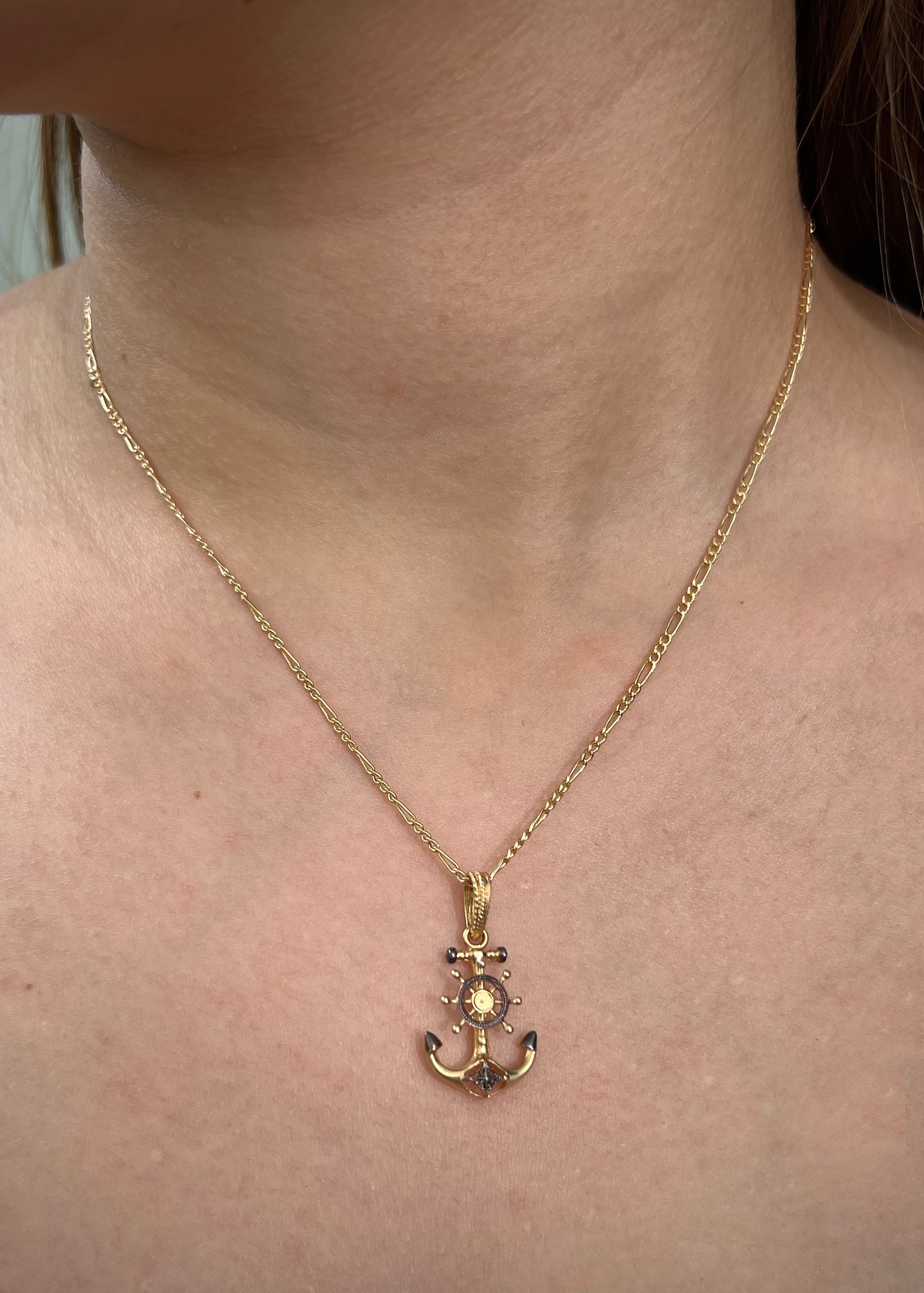 Dije ancla con timon 2.3gr / largo 2.8cm / Oro Amarillo Nac P