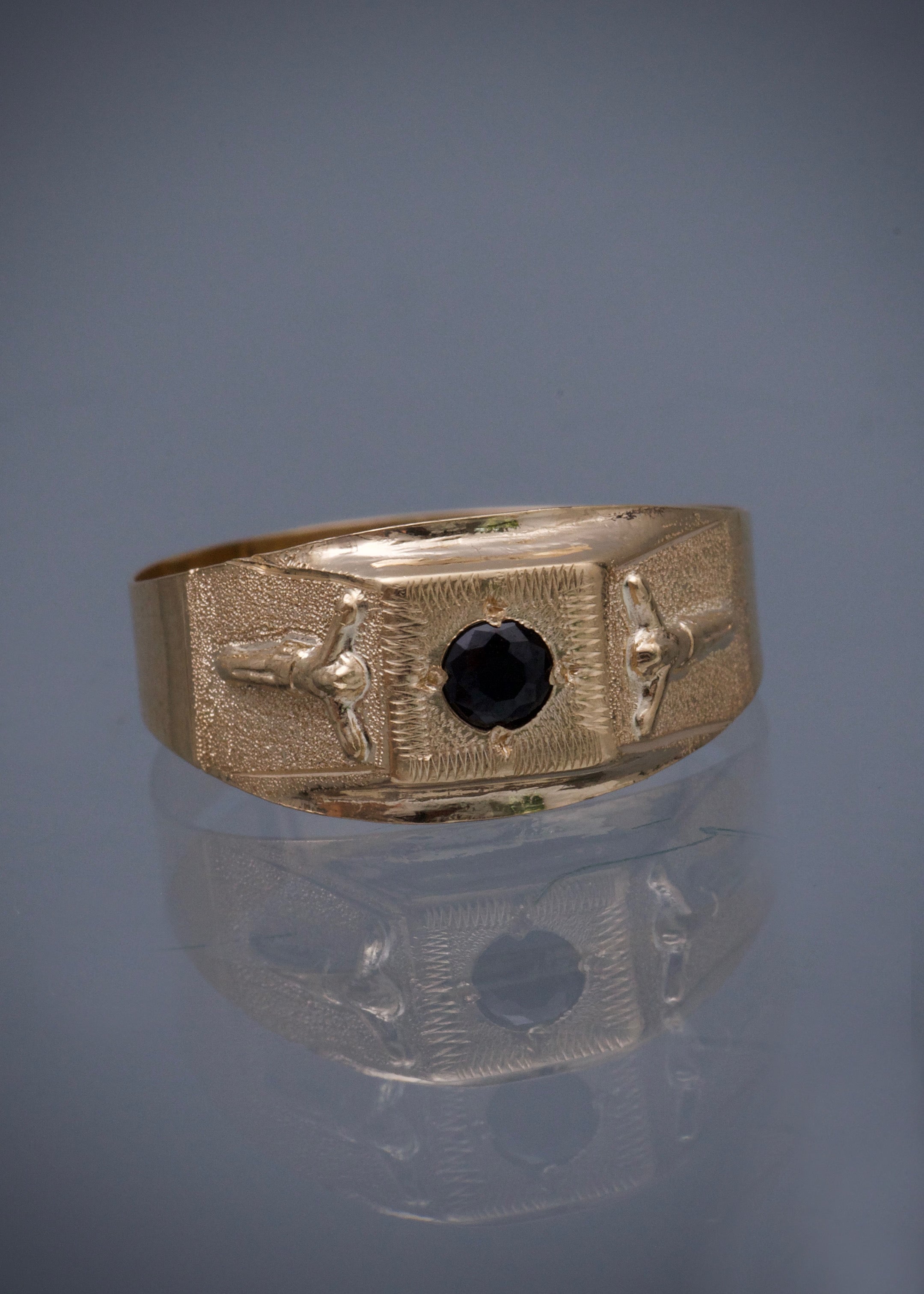 Anillo con swarovski negro 2gr / Talla 10 / Oro Amarillo Nac B
