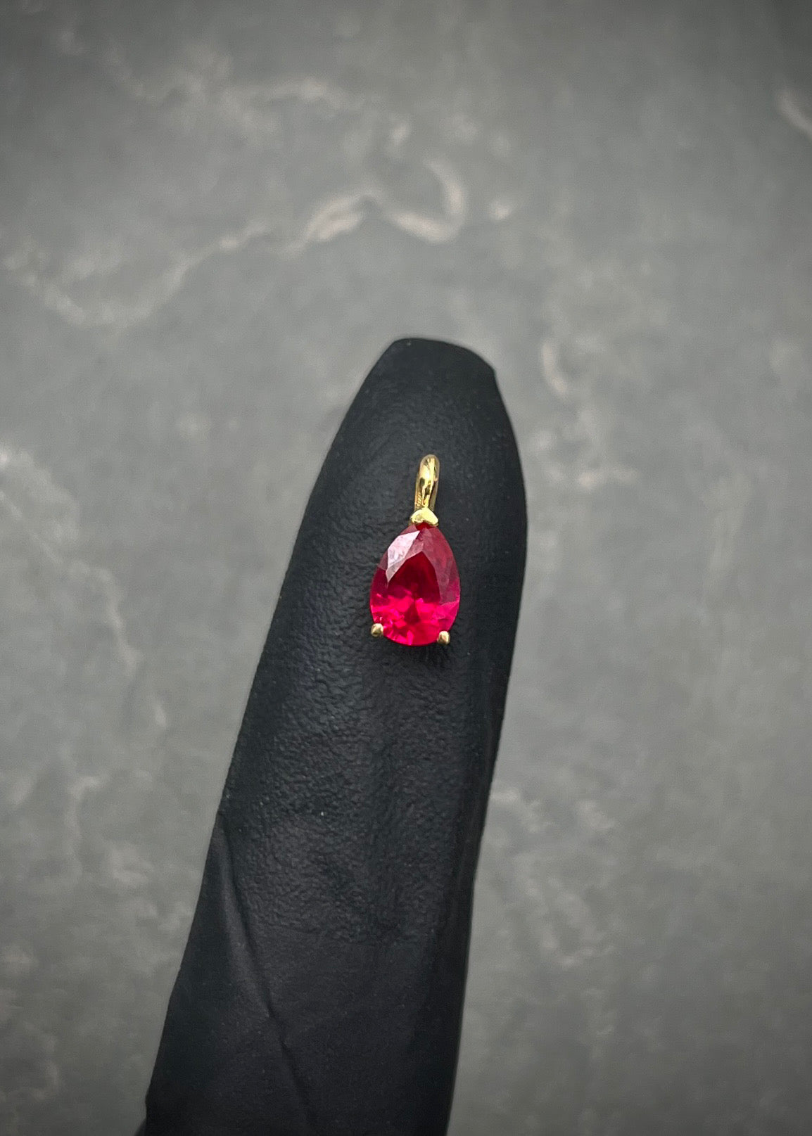 Dije con swarovski rojo 0.55gr / Largo 1cm / Oro Amarillo Nac B