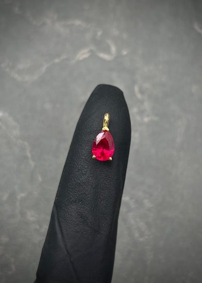 Dije con swarovski rojo 0.55gr / Largo 1cm / Oro Amarillo Nac B