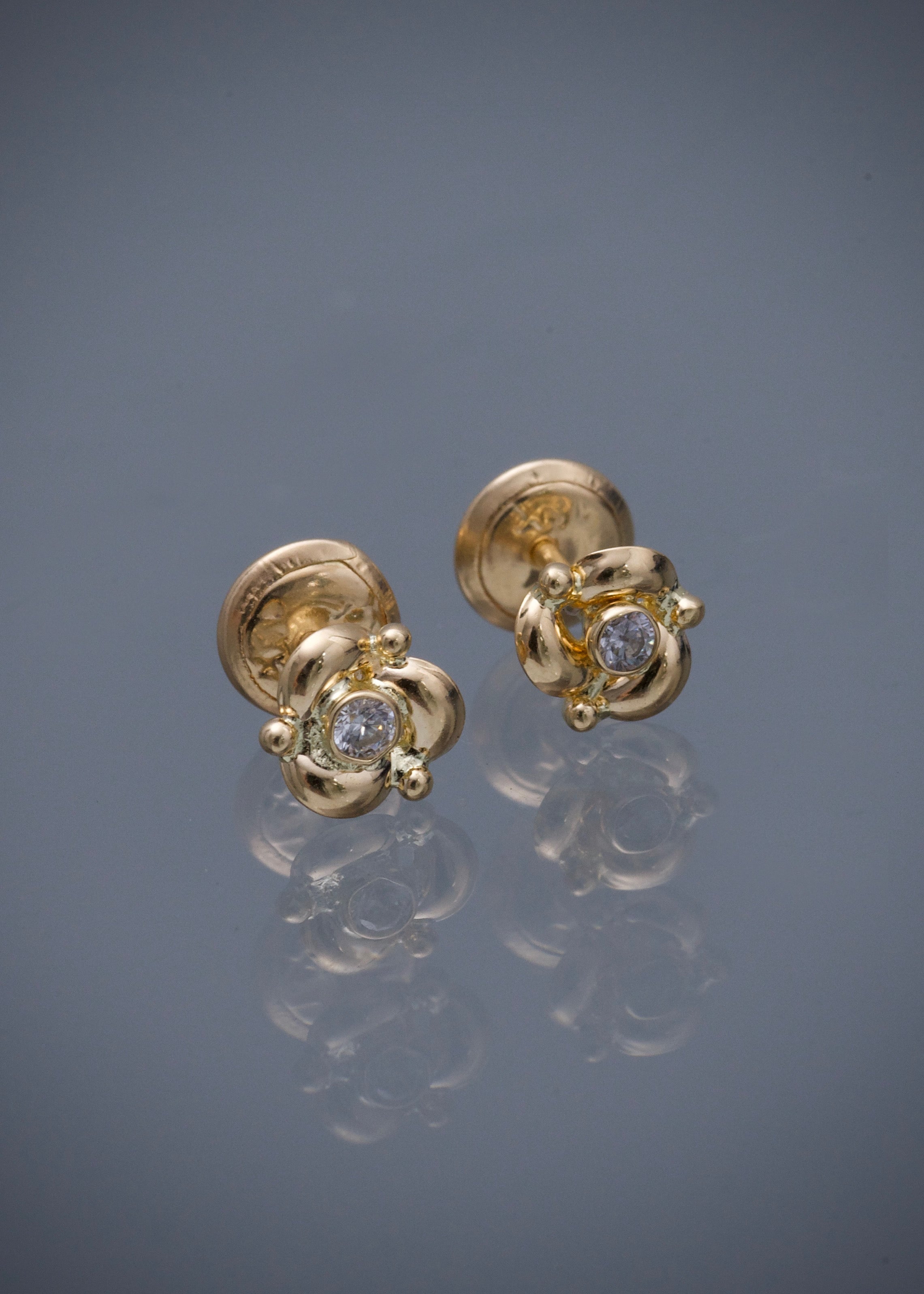 Topos flor con swarovski blanco 0.75gr / Largo 0.6cm / Oro Amarillo Nac B