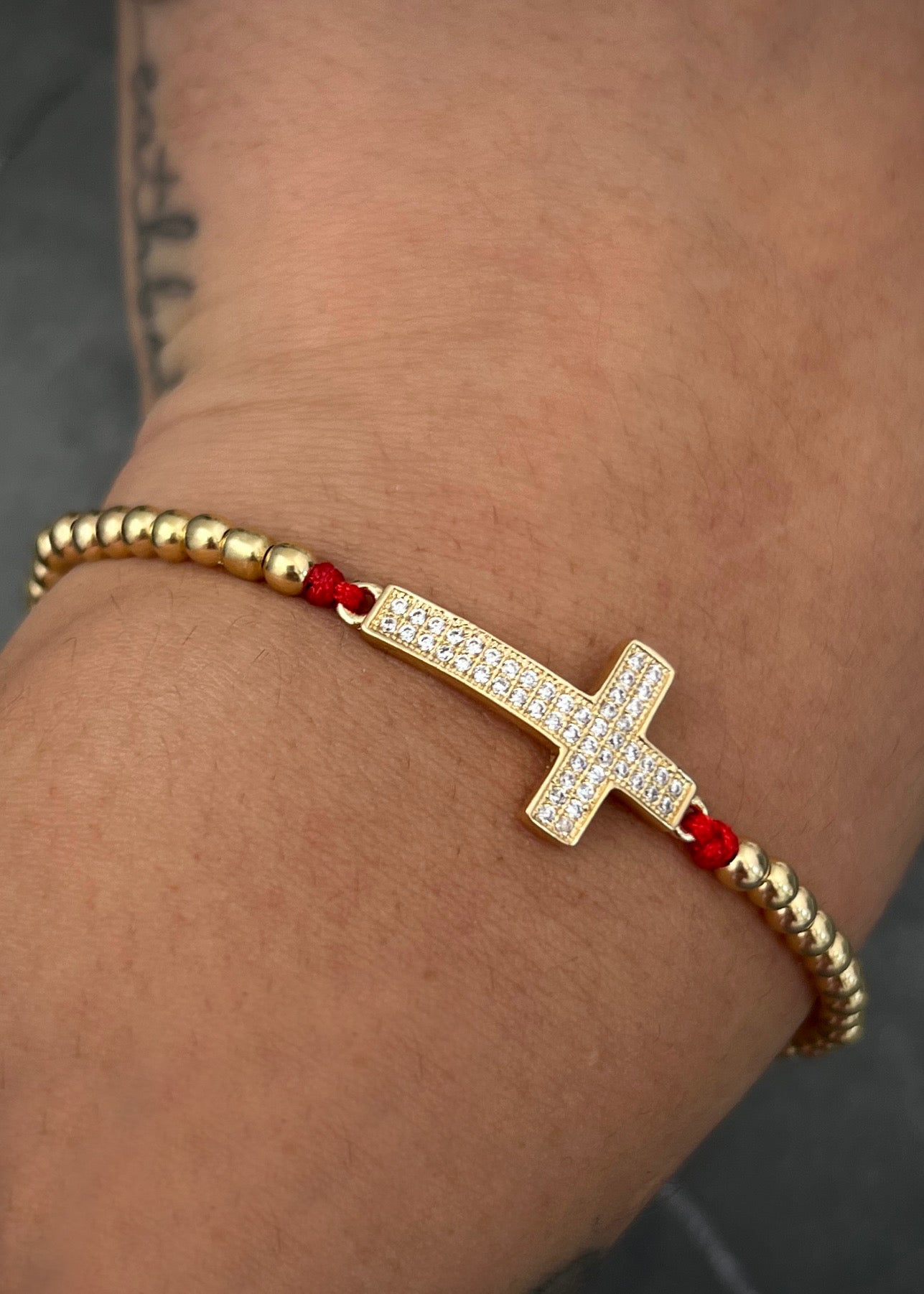 Pulsera en hilo rojo con herraje de cruz 3.5gr / Oro Amarillo (Joya) M