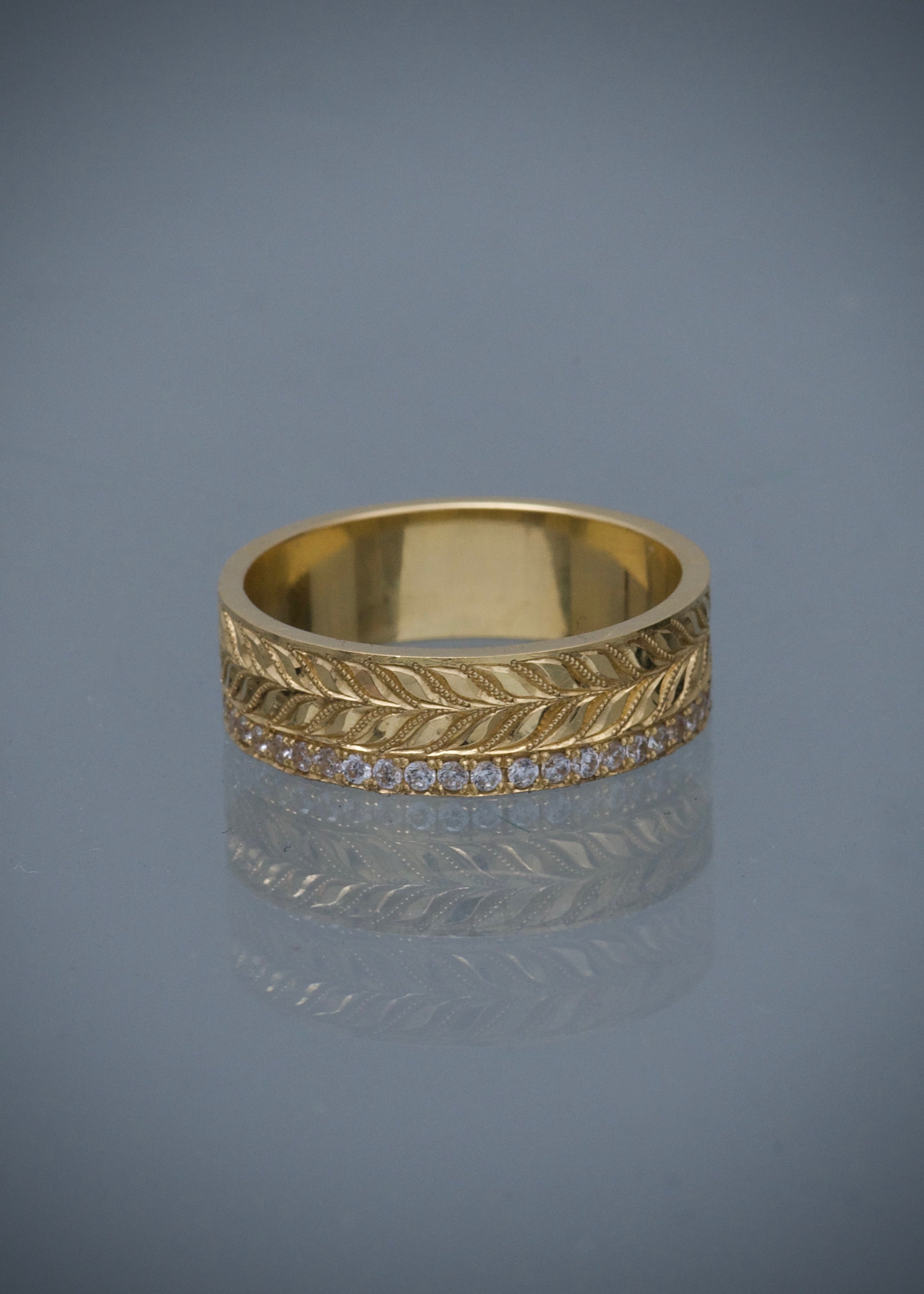 Argolla con swarovski blanco 5.75gr / Talla 7 1/4 / Oro Amarillo Nac B