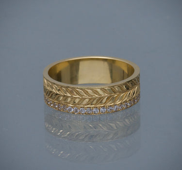 Argolla con swarovski blanco 5.75gr / Talla: 7 1/4 / Oro Amarillo Nac B