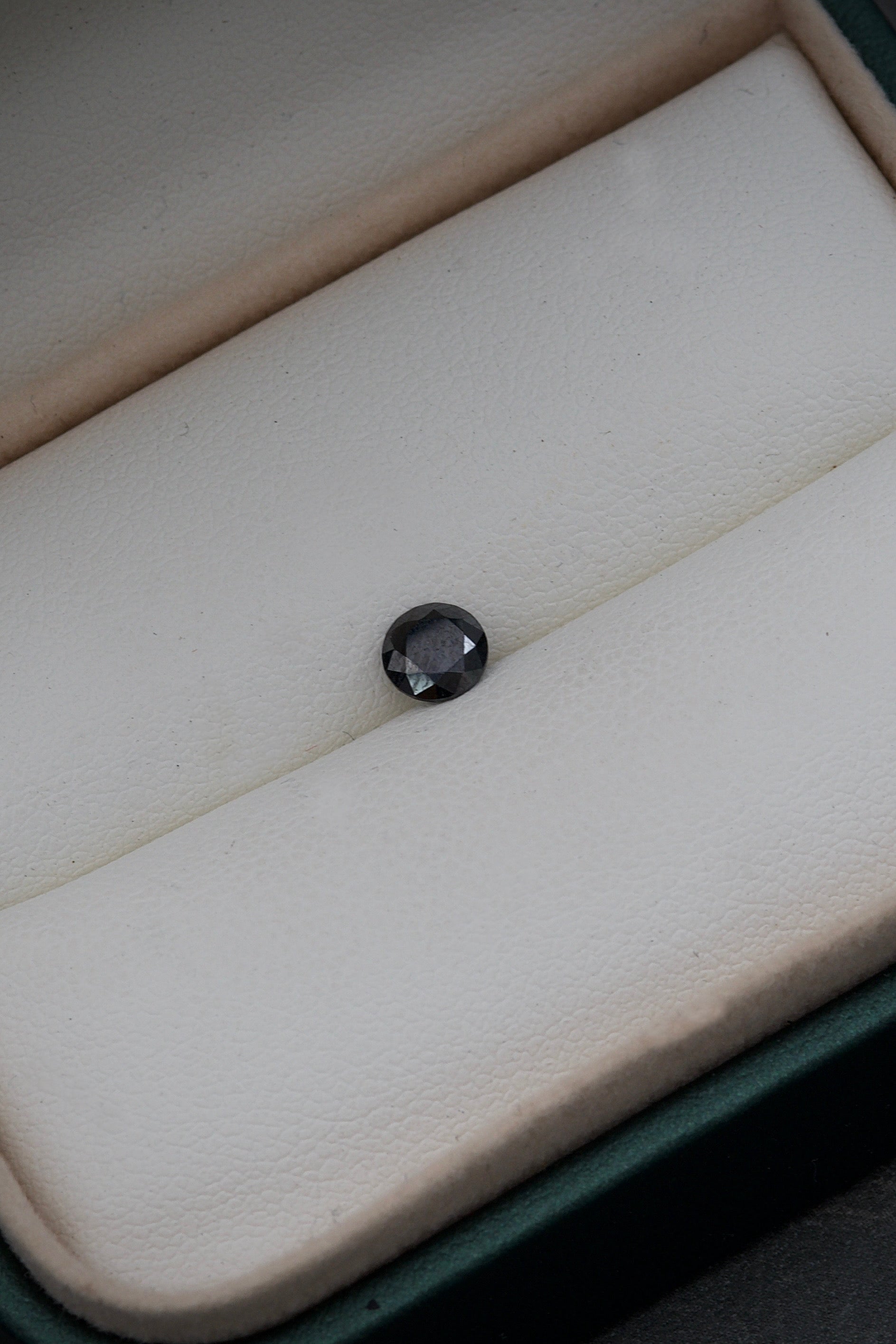 Moissanita Redonda Negra Con 50Pts Largo 0.5cm / (Joya) B