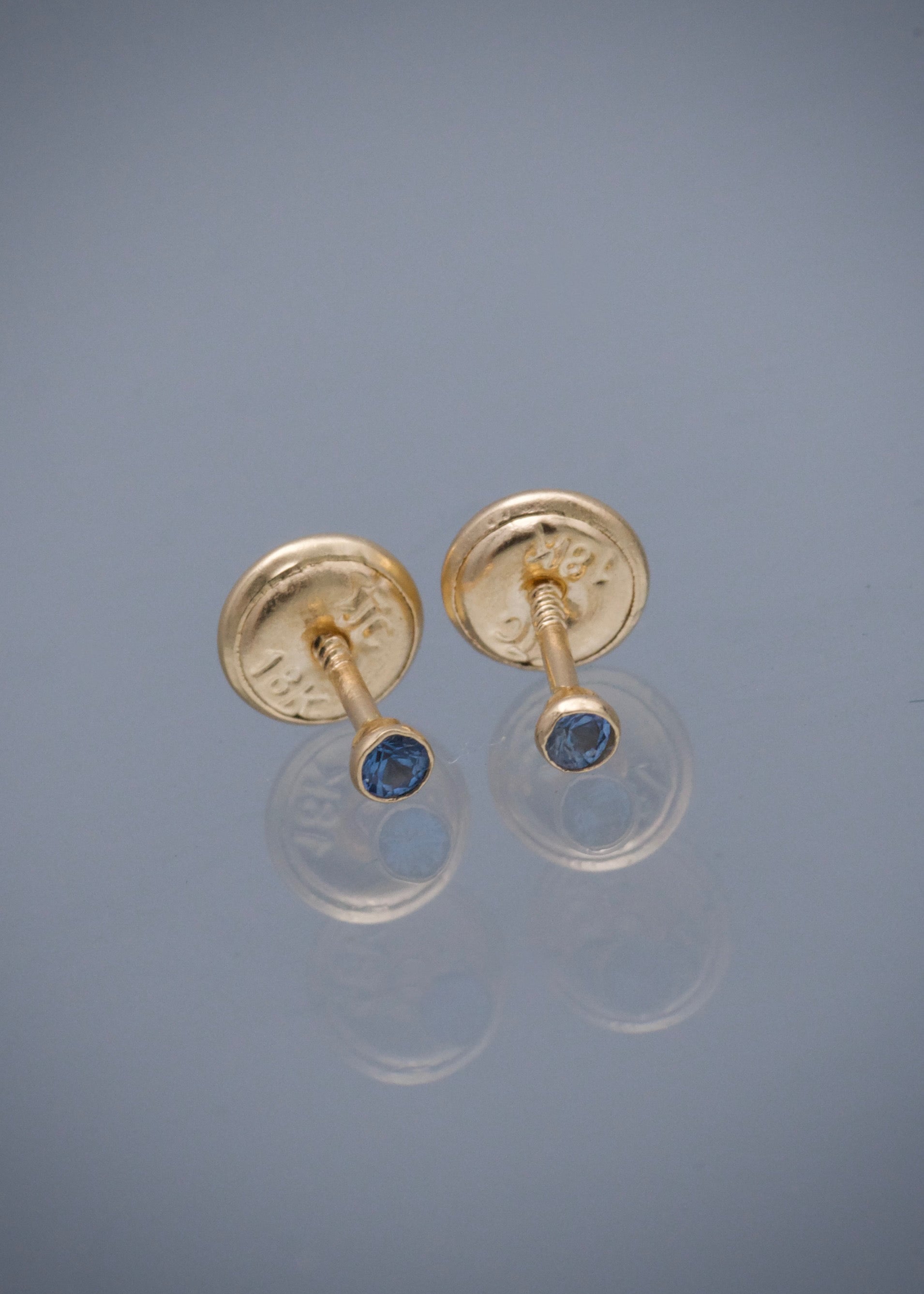 Topos circulo con swarovski azul 0.4gr / Largo 0.22cm / Oro Amarillo Nac P