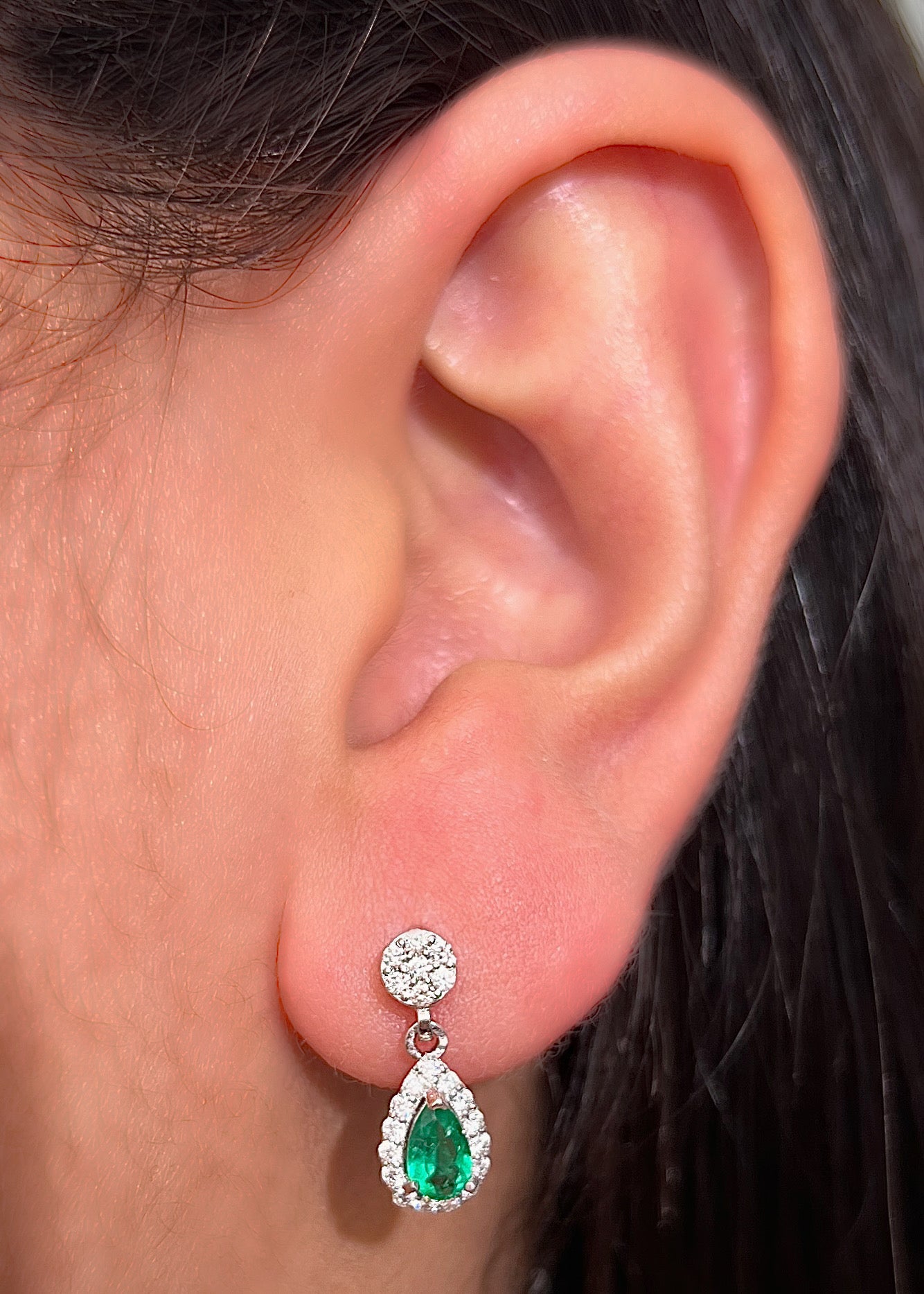 Topos gota con 68pts de esmeraldas y 40pts de diamantes 2.7gr / Largo 1.5cm / Oro Blanco (Joya) M