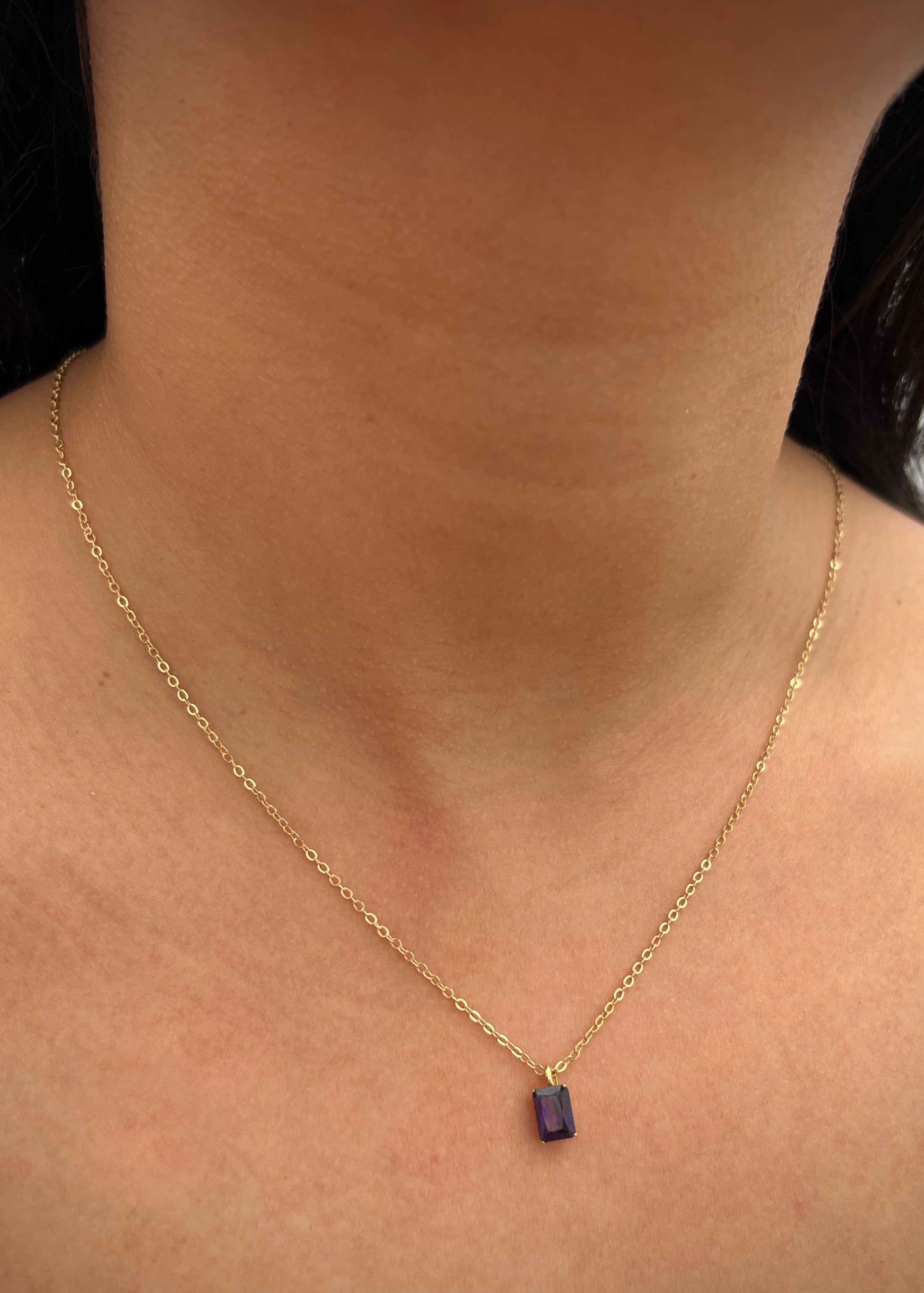Dije con swarovski morado 0.6gr / Largo 1cm / Oro Amarillo Nac M