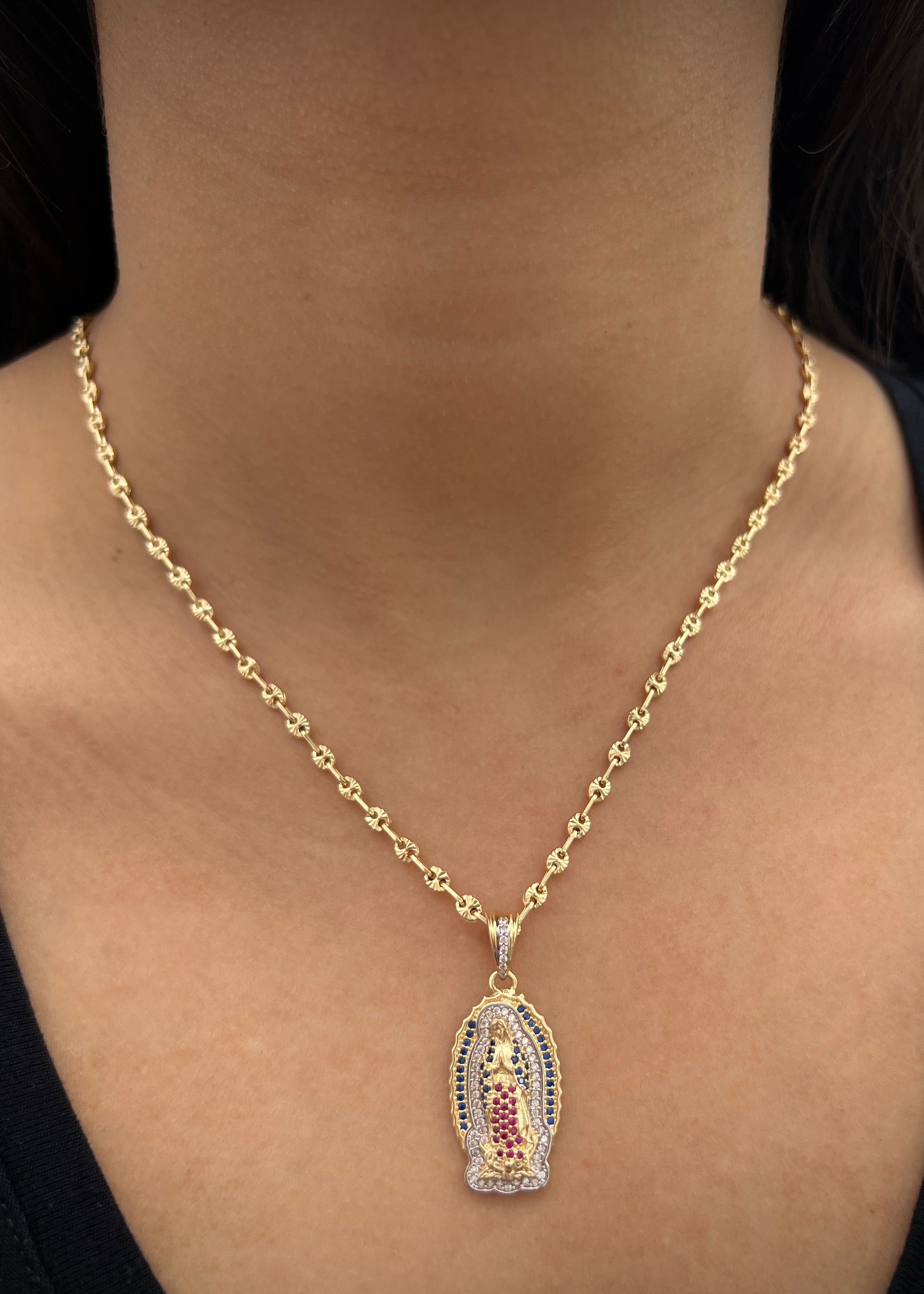 Dije virgen de guadalupe con swarovski azul 5.85gr / Largo 3.5cm / Oro Amarillo Nac B