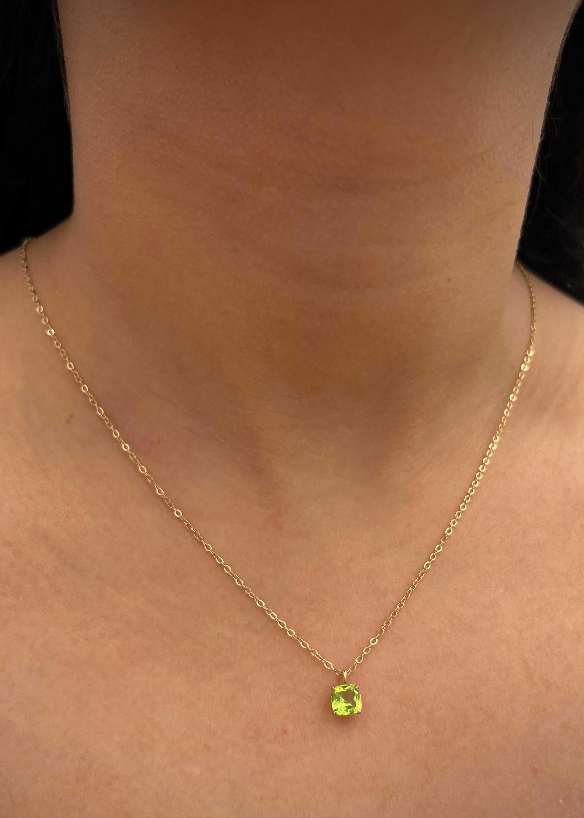 Dije con 100pts de periodo 0.6gr / Largo 0.9cm / Oro Amarillo (Joya) B