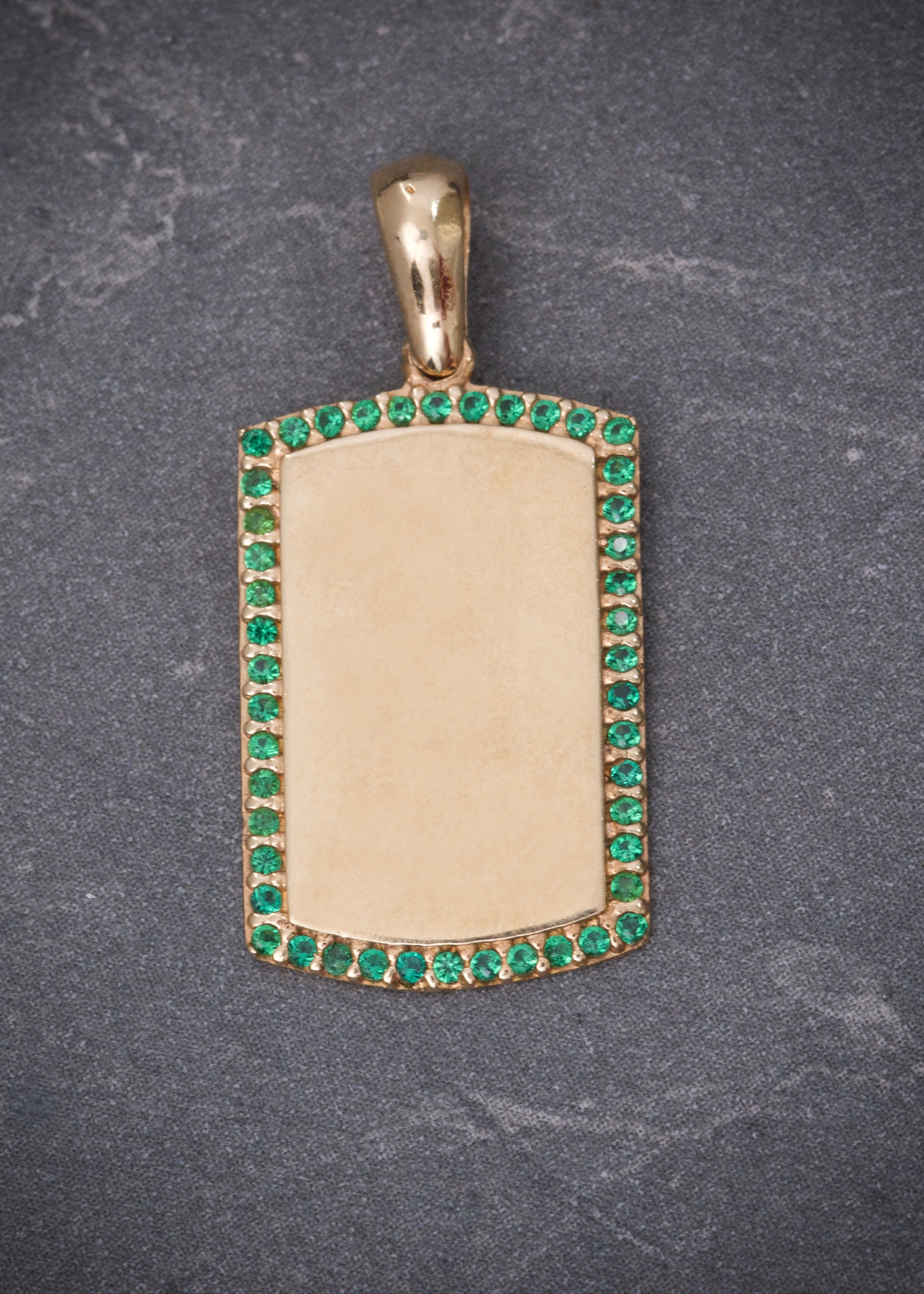 Dije placa con swarovski verde 2.7gr / Largo 2.6cm / Oro Amarillo Nac B