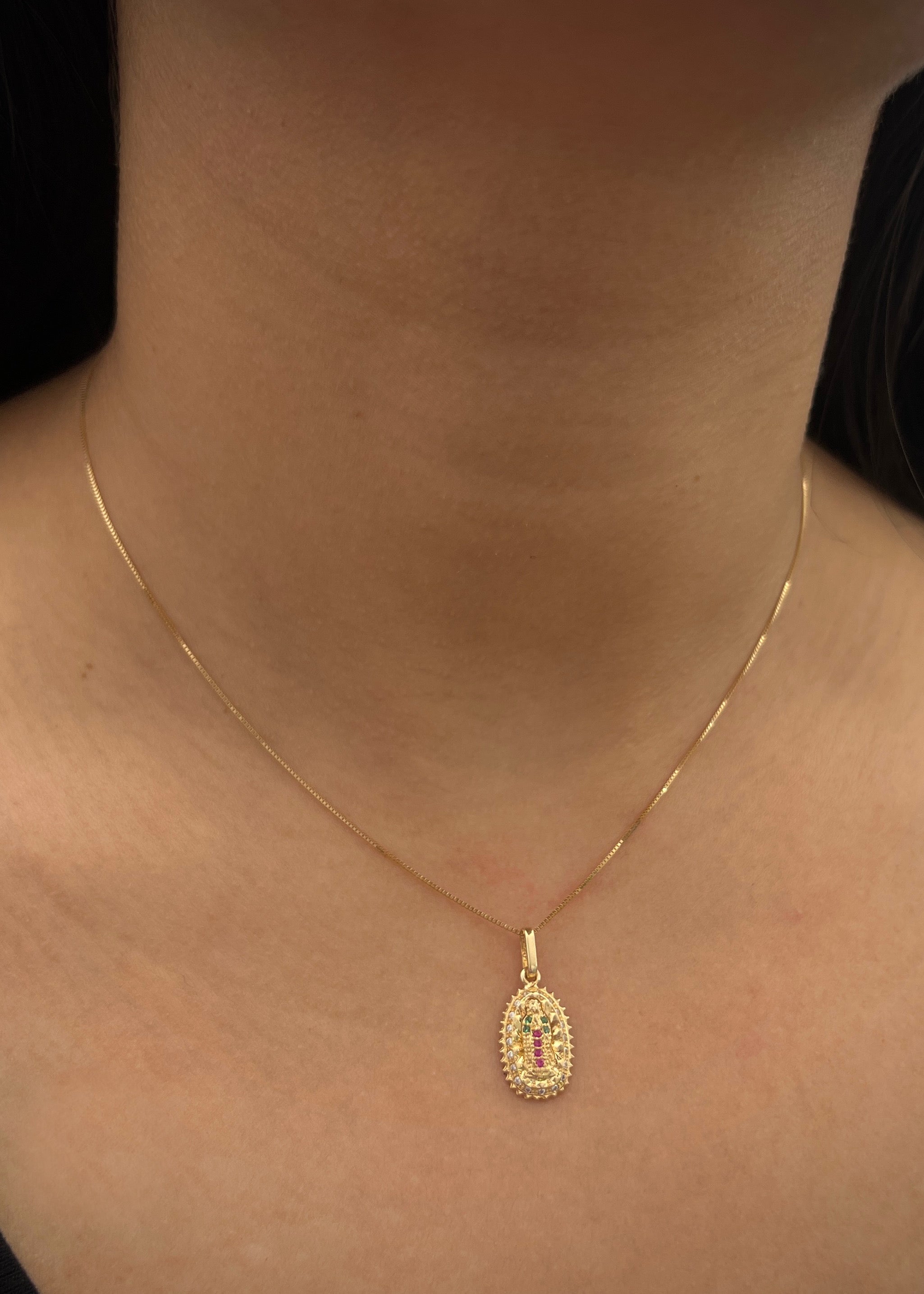 Dije virgen de guadalupe con swarovski verde 1.4gr / Largo 2.2cm / Oro Amarillo Nac M