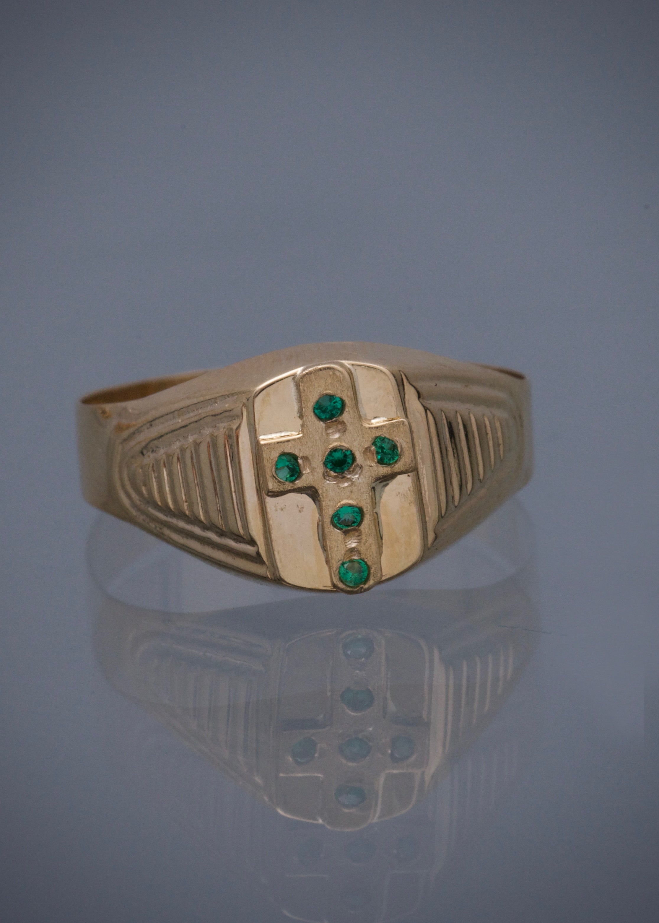 Anillo cruz con swarovski verde 2.1gr / Talla 10 1/2 / Oro Amarillo Nac B