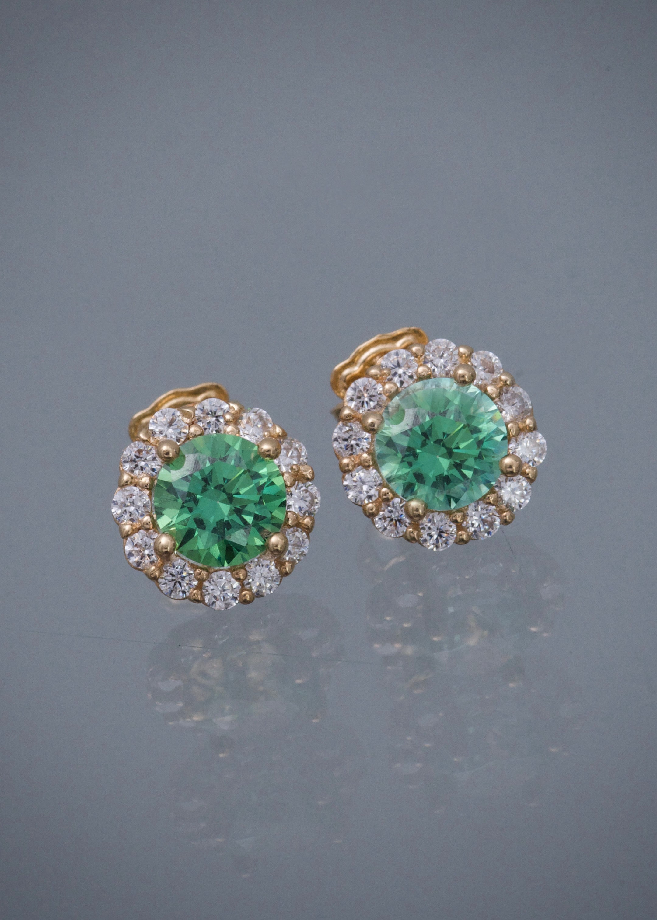 Topos flor con swarovski verde y blanco 3.2gr / Largo 0.9cm / Oro Amarillo Nac B