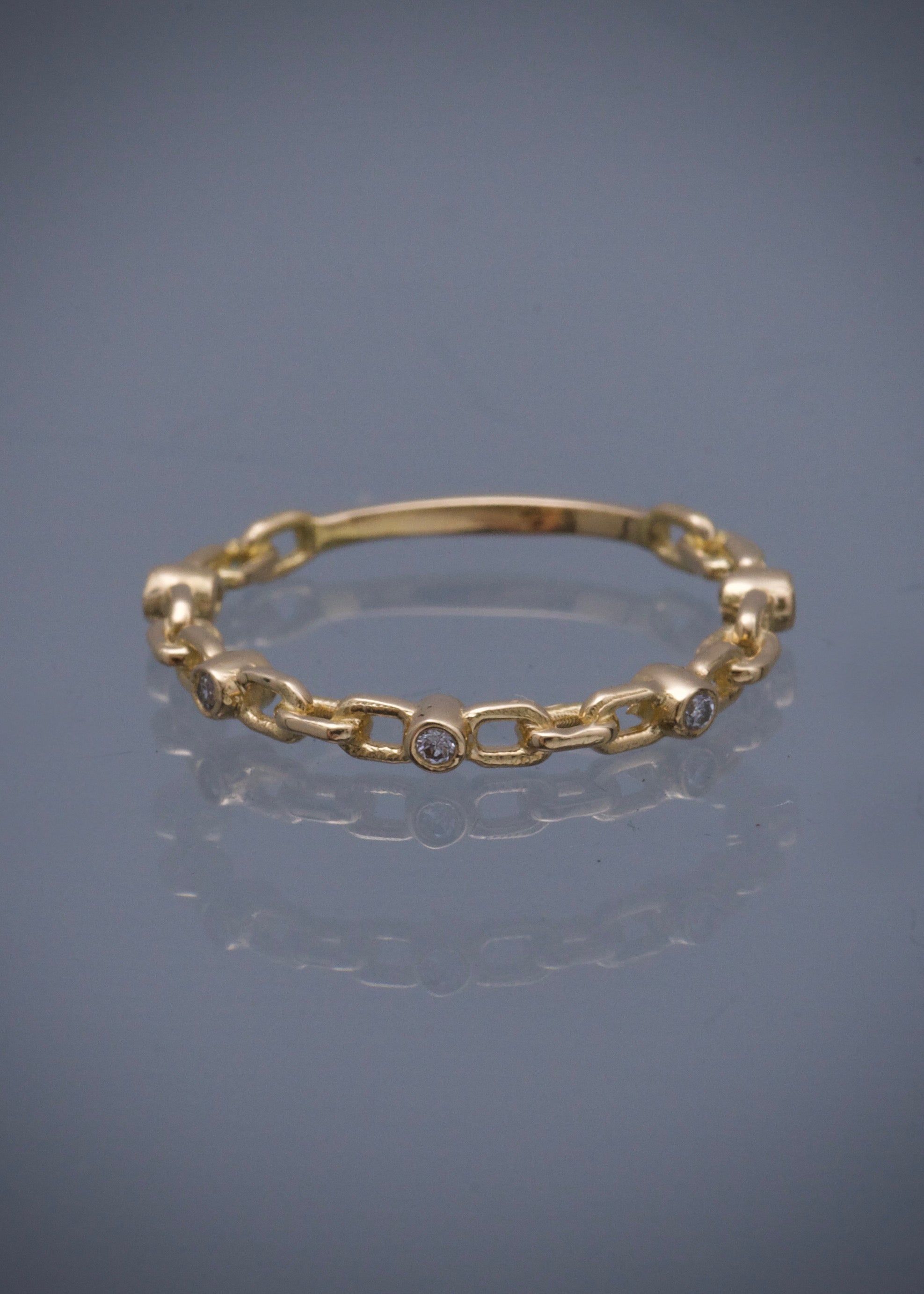Anillo con swarovski blancos 1.5gr / Talla 6 1/4 / Oro Amarillo Nac B