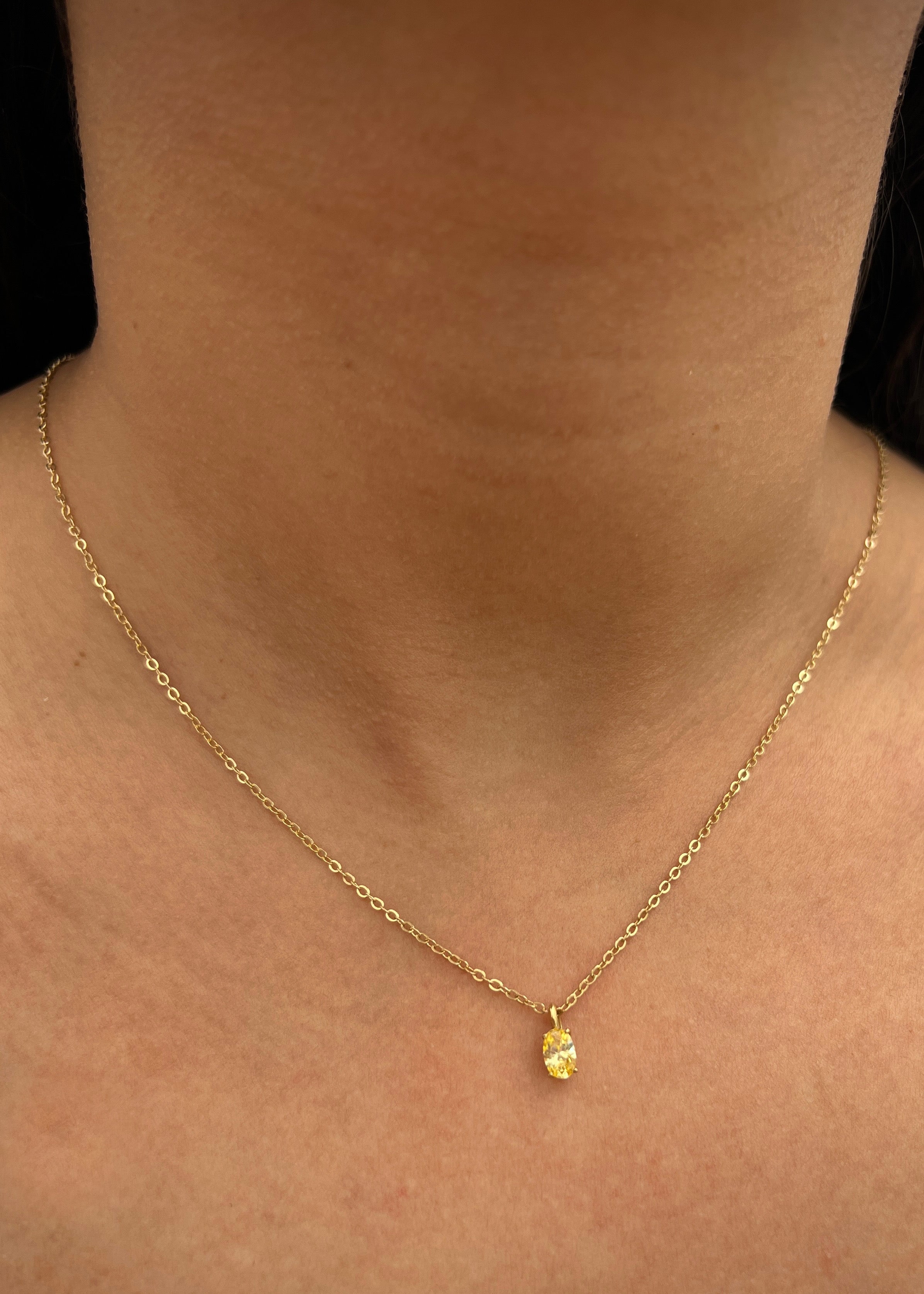 Dije con swarovski amarillo 0.4gr / Largo 0.9cm / Oro Amarillo Nac M