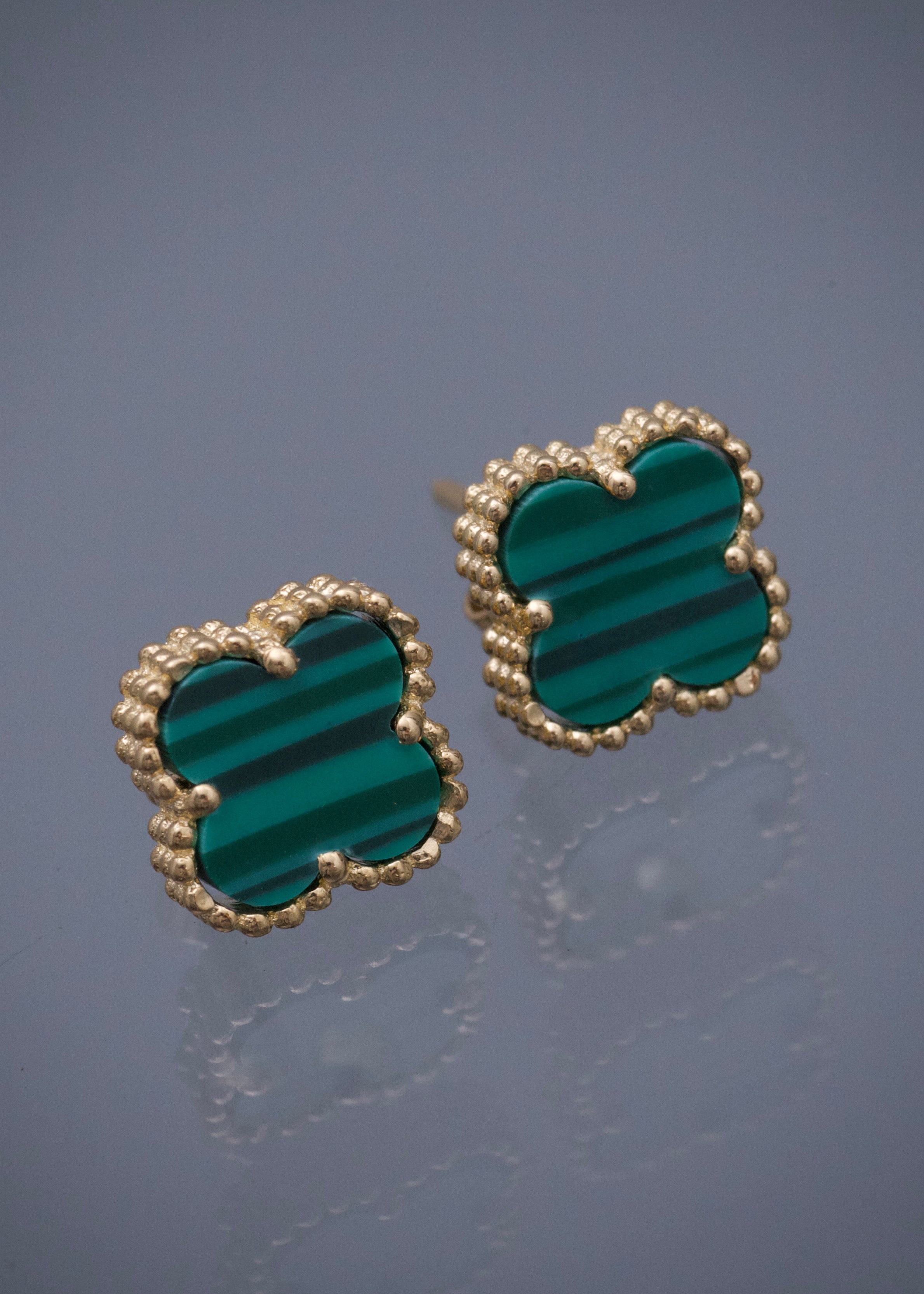 Topos lucky clover piedra verde 1.9gr / Largo 0.84cm / Oro Amarillo Nac P