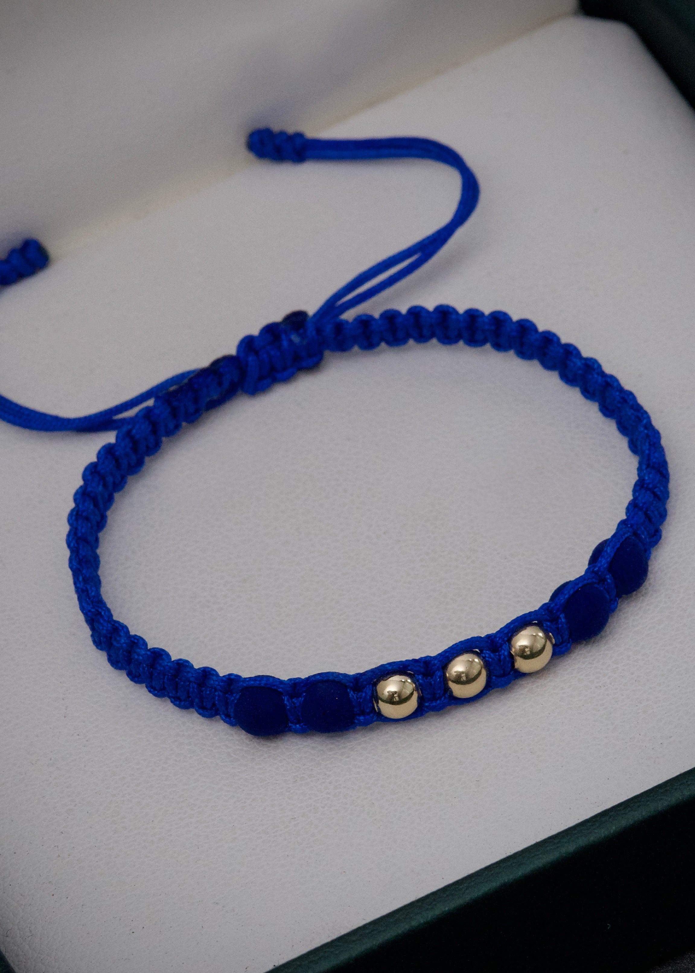 Pulsera en hilo azul con bolas lisas 4mm y Neoprenos 0.25gr / Oro Amarillo (Joya)*