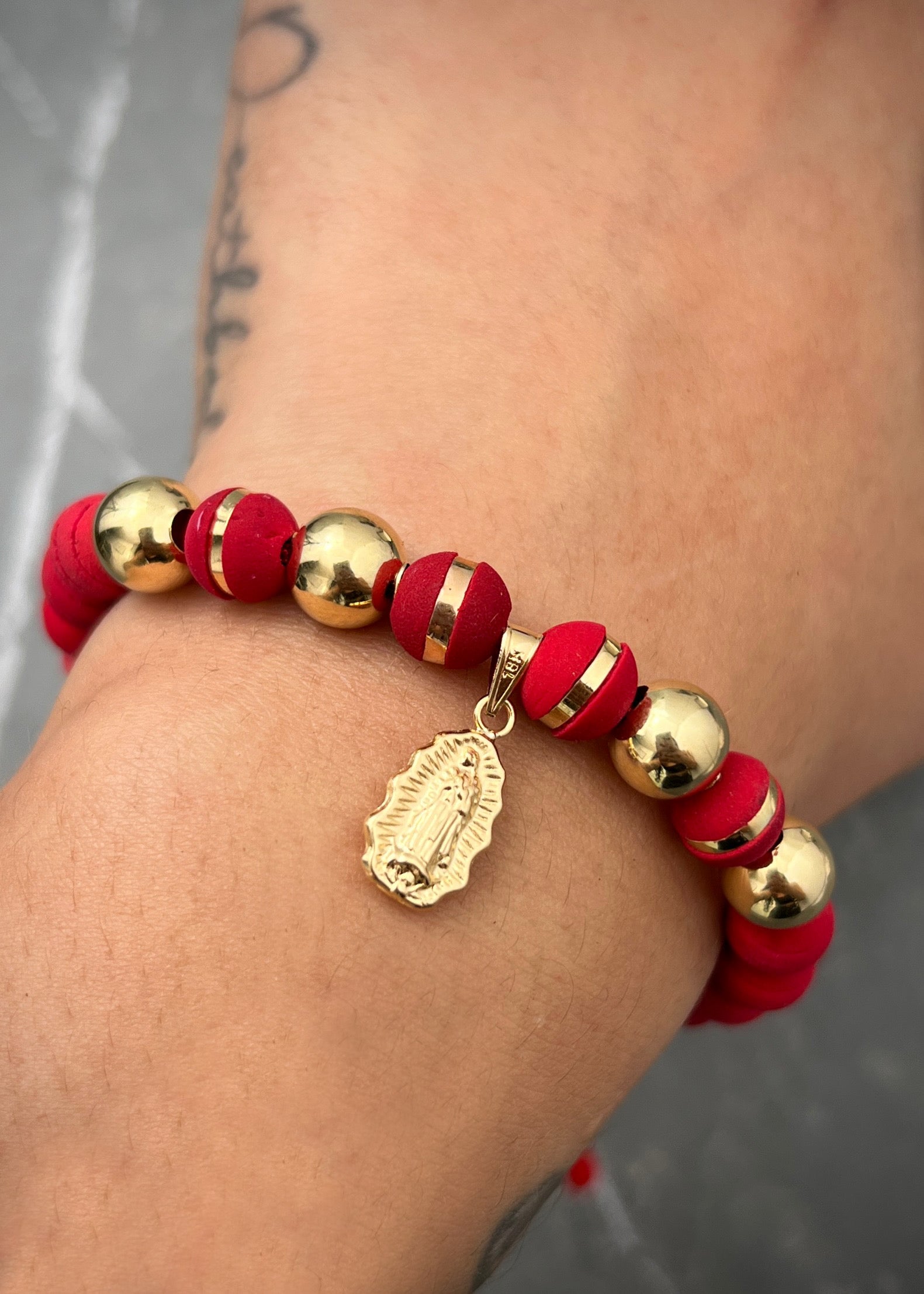 Pulsera en hilo rojo con dije virgen de guadalupe 1.85gr / Oro Amarillo (Joya) M