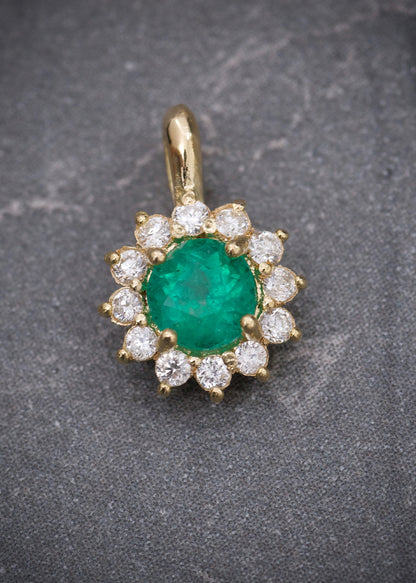 Dije flor con 27pts de esmeralda y 10pts de diamantes 0.7gr / Largo 1.1cm / Oro Amarillo (Joya) M