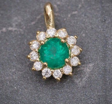 Dije flor con 22pts de esmeralda y 10pts de diamantes 0.7gr / Largo 1.1cm / Oro Amarillo (Joya) M