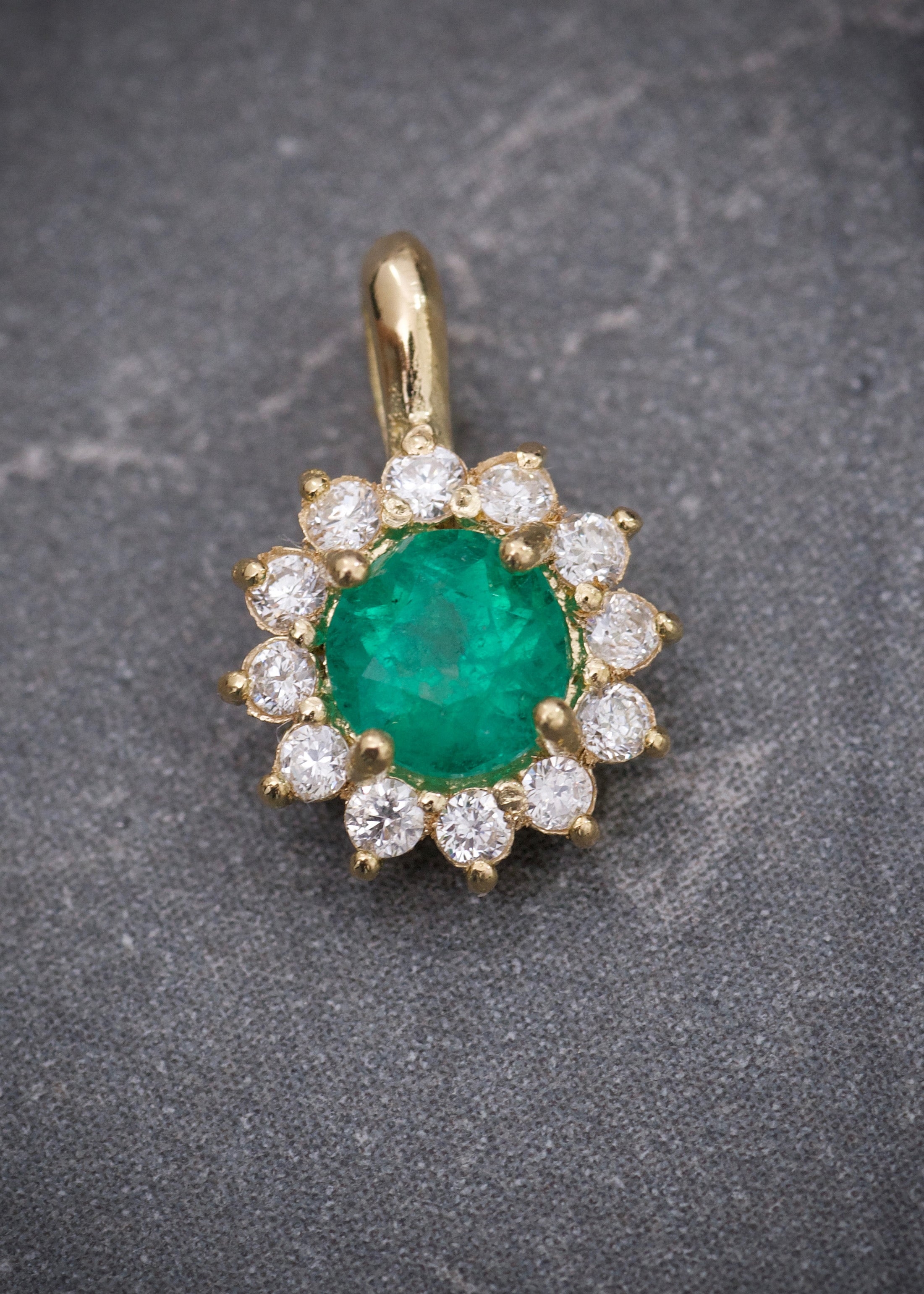 Dije flor con 23pts de Esmeralda y 10pts de diamantes 0.65gr / Largo 1.1cm / Oro Amarillo (Joya) P