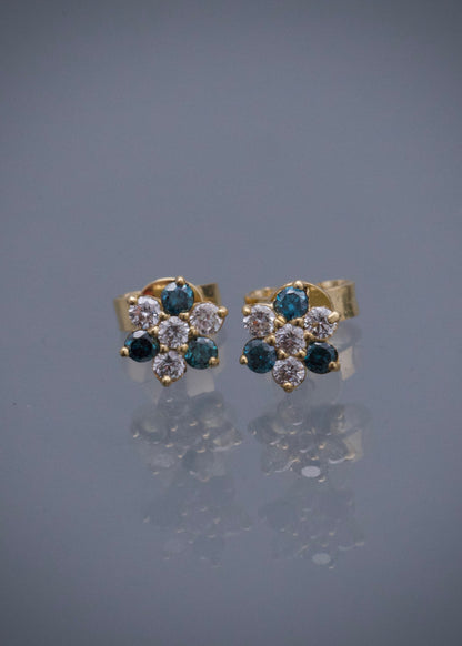 Topos flor con 17pts de diamante blanco y 14pts de diamante azul 1.2gr / Largo 0.55cm / Oro Amarillo (Joya) B