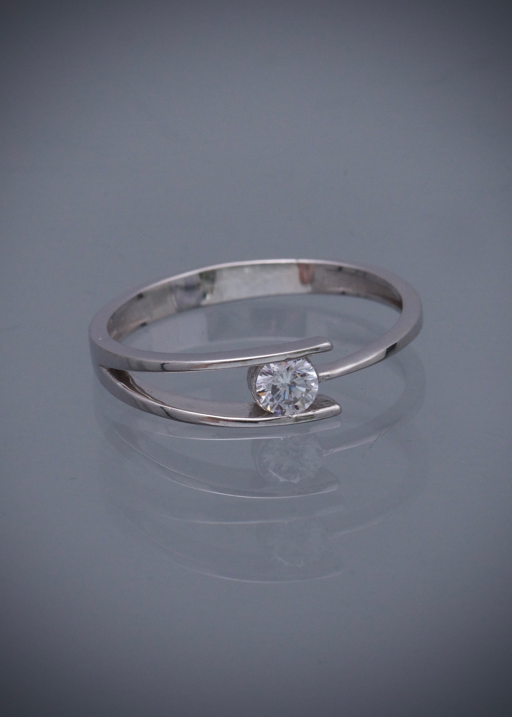 Anillo con swarovski blanco 1.7gr / TALLA 6 1/4 / Oro Blanco Nac*