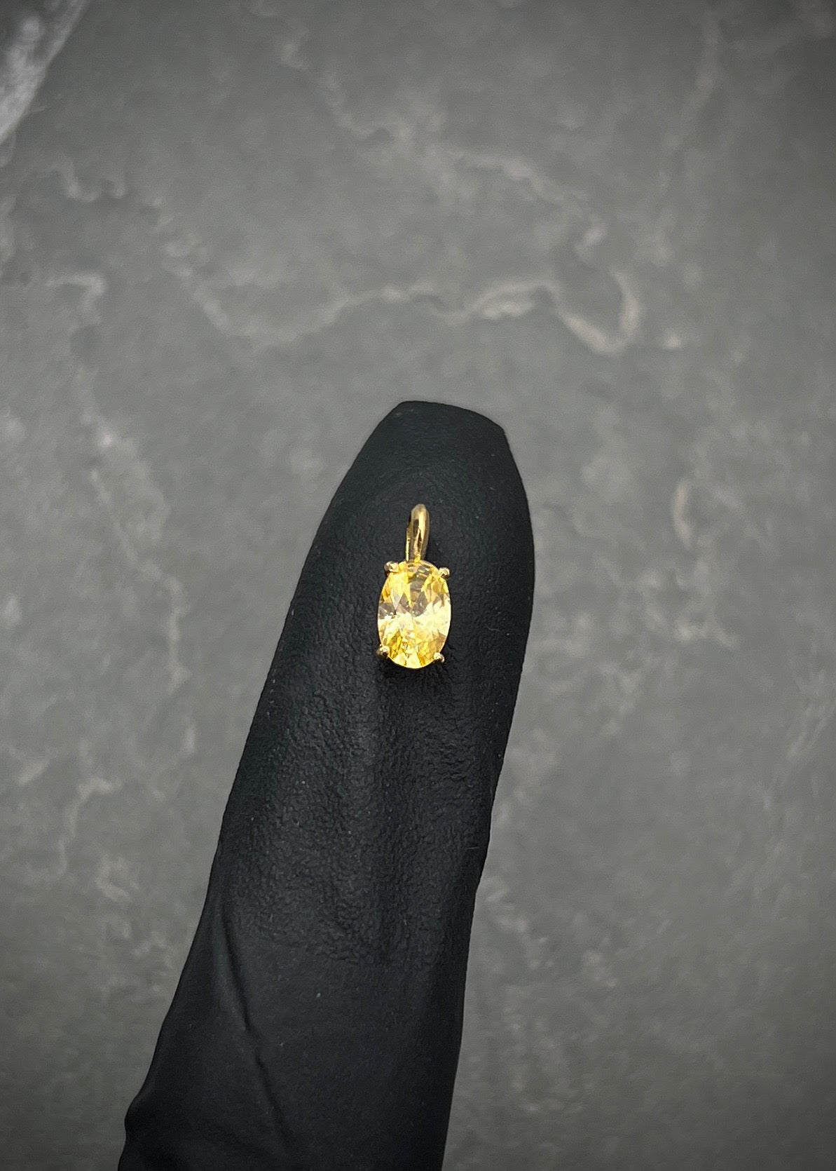 Dije con swarovski amarillo 0.4gr / Largo 0.9cm / Oro Amarillo Nac M