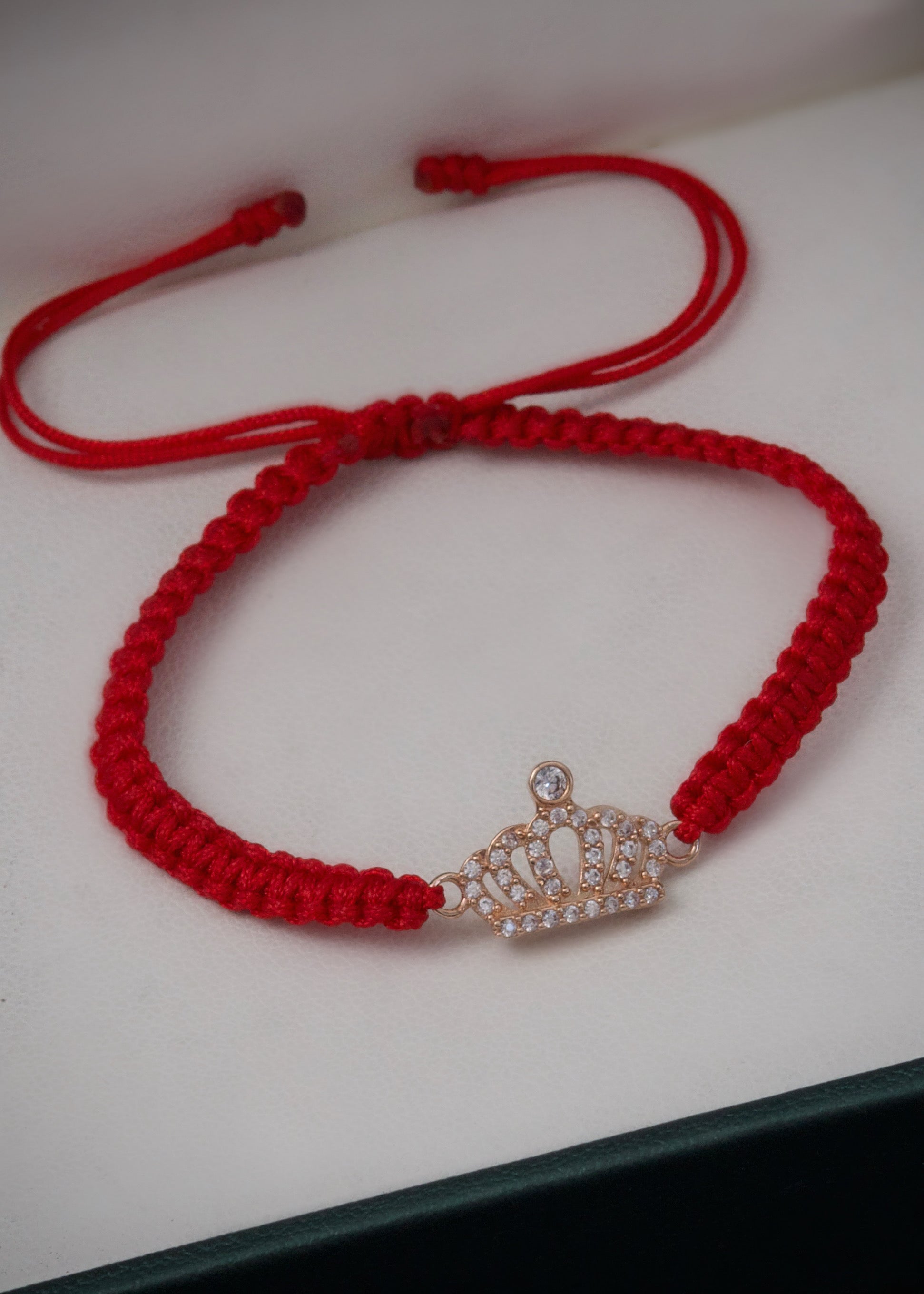 Pulsera en hilo rojo con herraje de corona 0.95gr / Oro Rosado (Joya) M