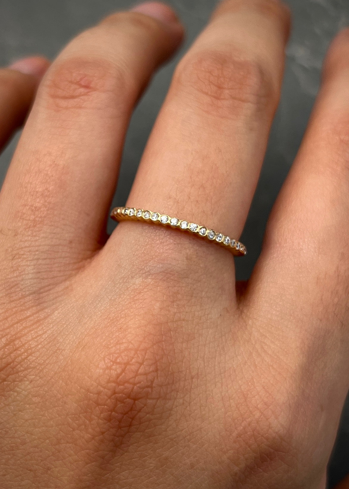 Anillo con swarovski blancos 1.2gr / Talla: 6 / Oro Amarillo Nac B