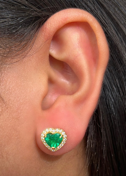 Topos y dije con 249pts de esmeralda y 60pts de diamantes 6.7gr / Largo 1.8cm / Oro Amarillo (Joya) M