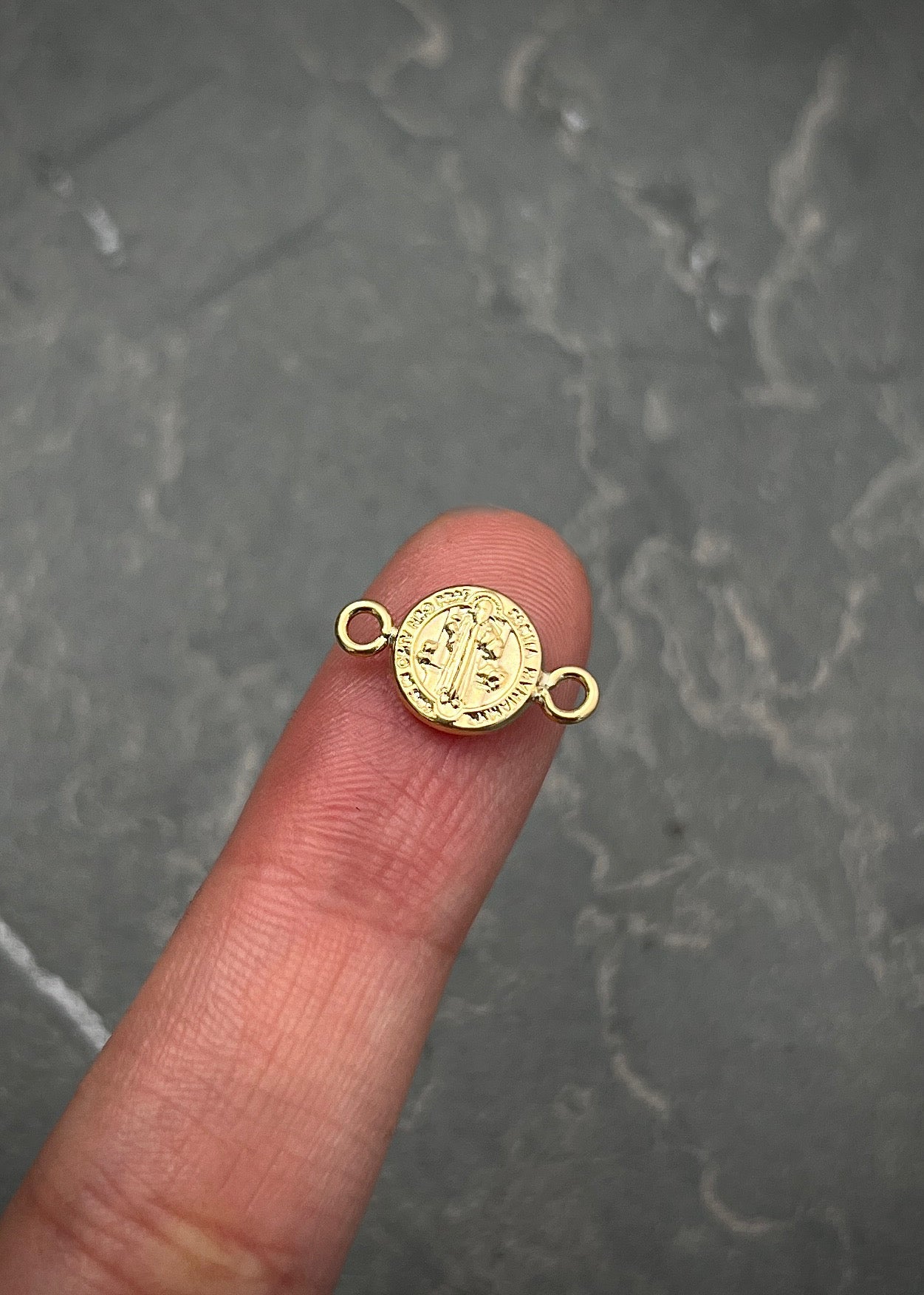 Herraje san benito 0.4gr / Largo 1.5cm — Oro Amarillo