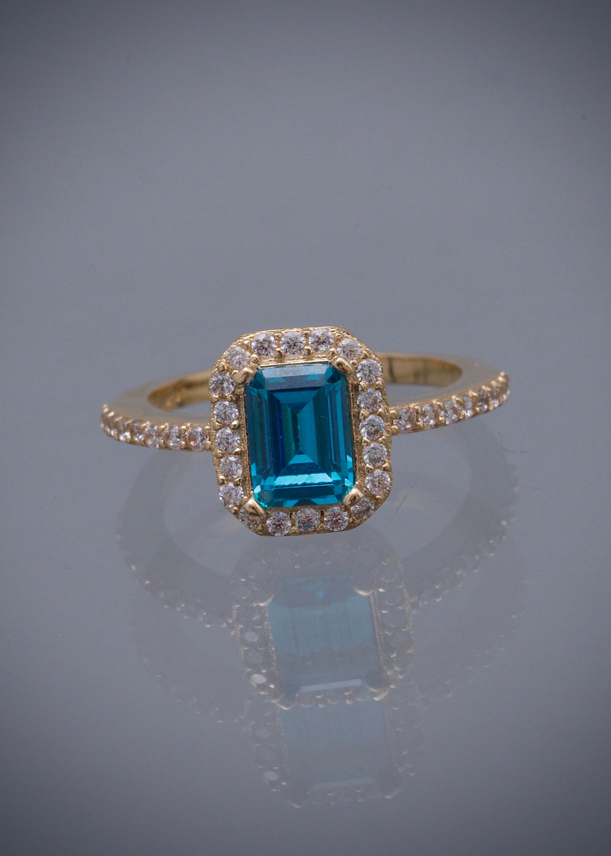 Solitario con swarovski azul corte esmeralda 3.2gr / Talla 5 1/4 / Oro Amarillo Nac B
