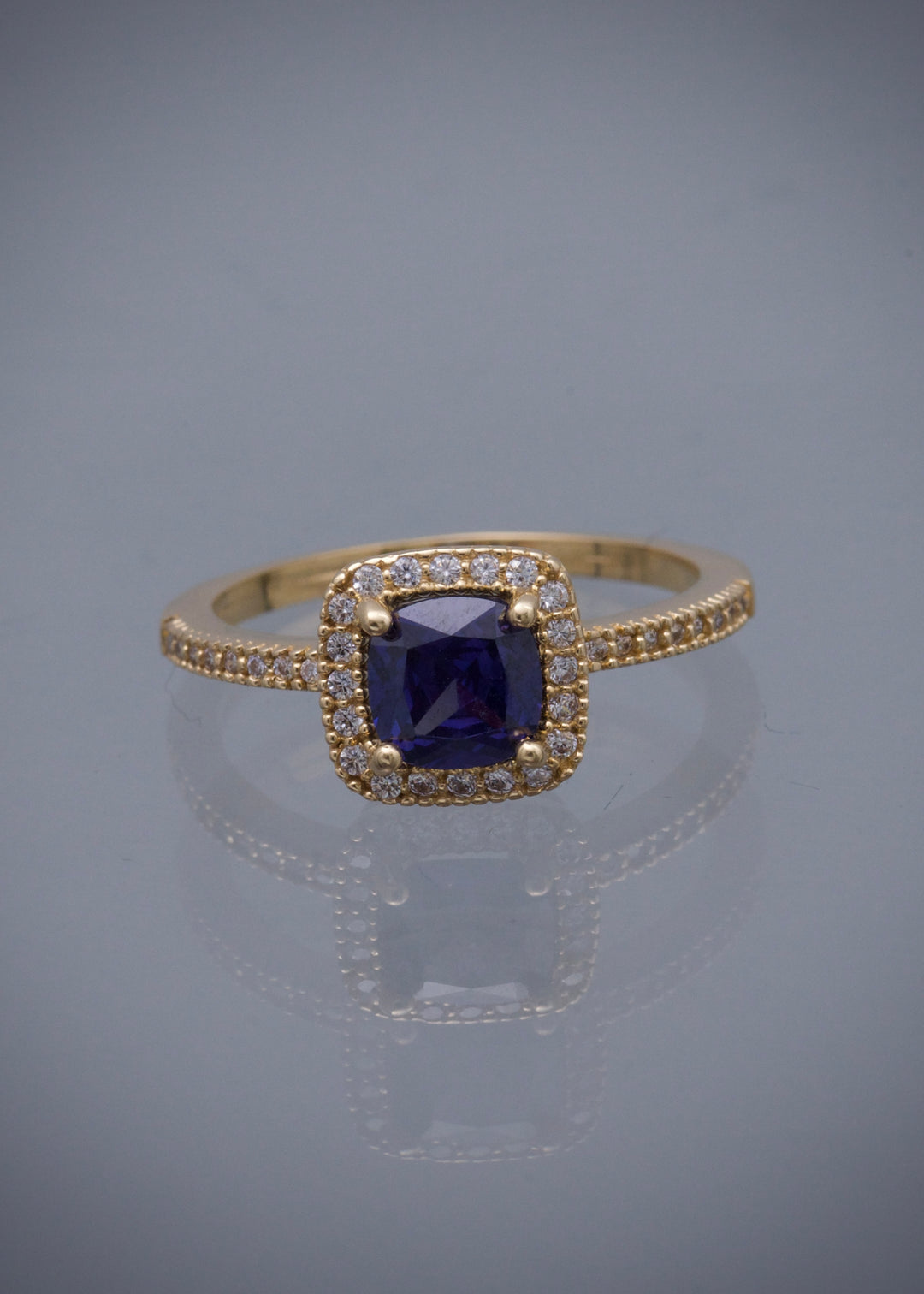 Solitario cuadrado con swarovski morado y blanco 3.4gr / Talla 6 3/4 — Oro Amarillo